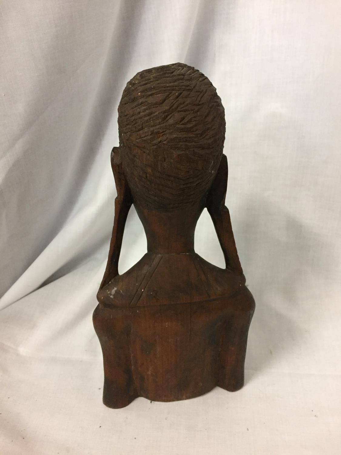 AN AFRICAN TRIBAL WOODEN CARVED BUST MODEL. H 30CM - Image 3 of 3