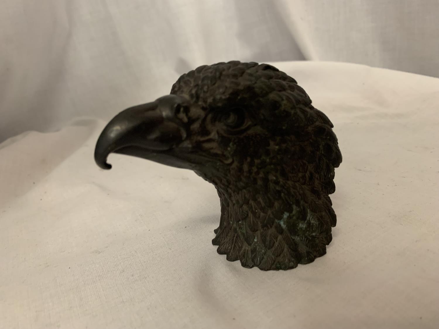 A BRONZE EAGLE HEAD H:8CM - Image 2 of 3