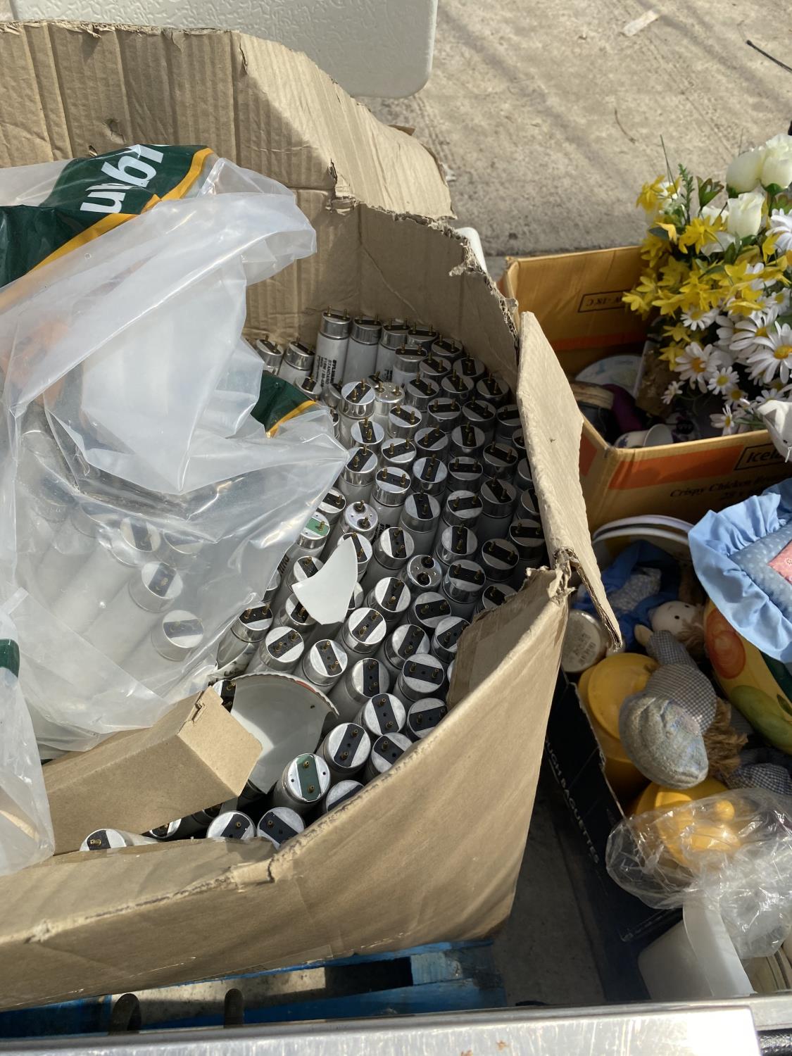 AN ASSORTMENT OF HOUSEHOLD CLEARANCE ITEMS TO INCLUDE A HOSTESS TROLLEY, LIGHT BULBS AND A BAR STOOL - Image 6 of 6