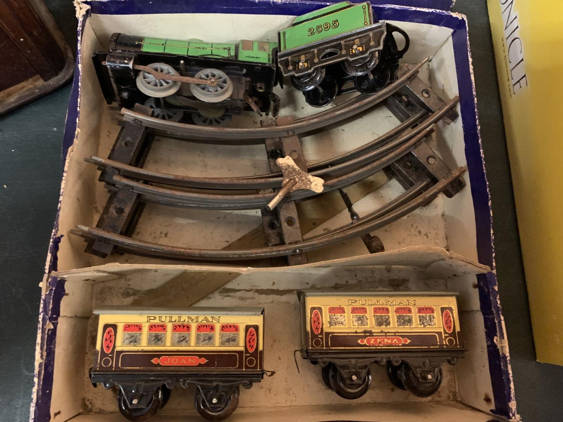 A BOXED VINTAGE HORNBY TRAIN SET TO INCLUDE AN ENGINE WITH TENDER, TWO PULLMAN CARRIAGES AND TRACK - Image 4 of 4