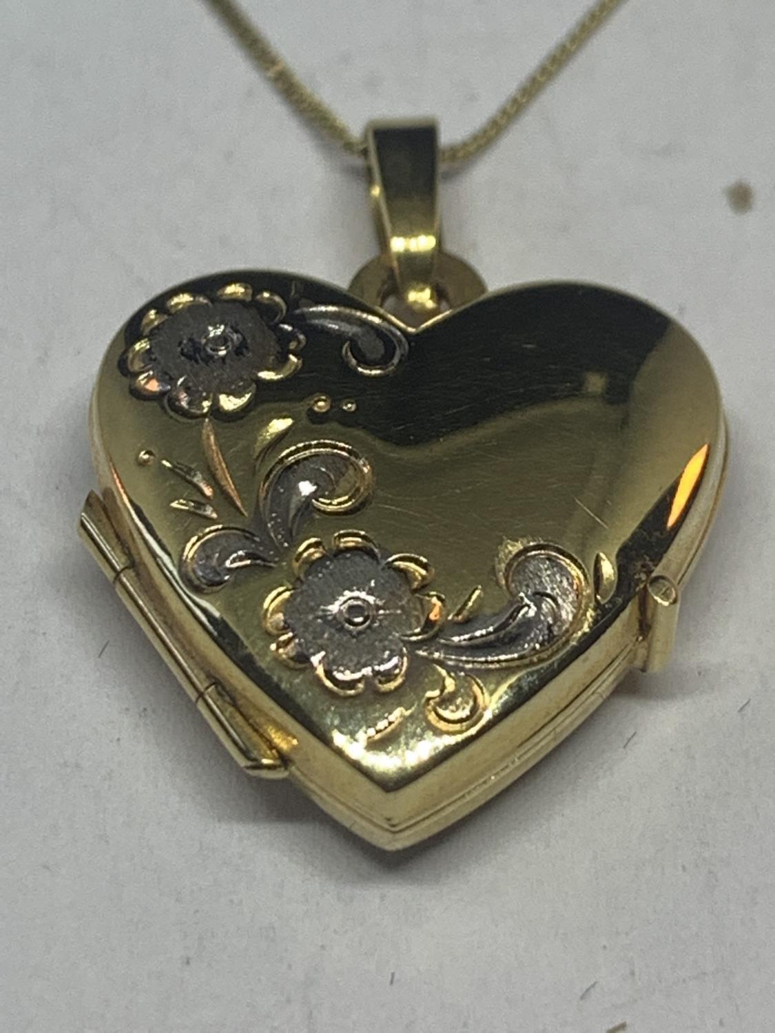 A 9 CARAT GOLD NECKLACE WITH HEART SHAPED LOCKET IN A PRESENTATION BOX - Image 2 of 5