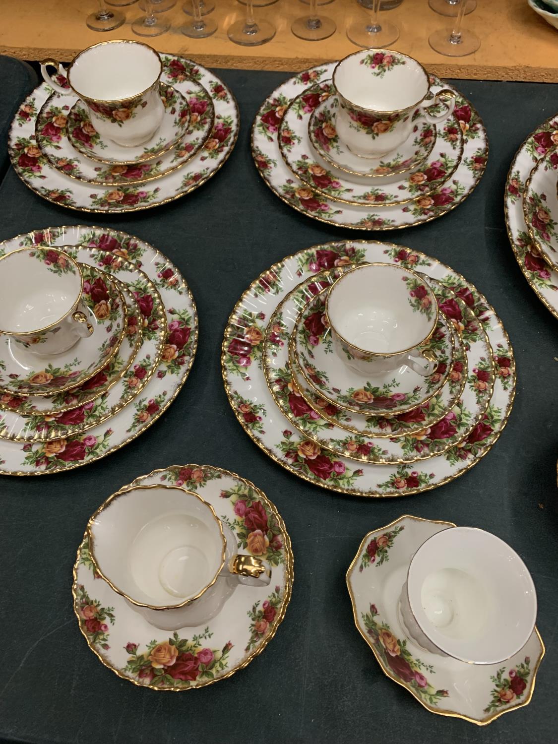 FORTY PIECES OF OLD COUNTRY ROSES DINNER WARE TO INCLUDE TRIOS, DINNER PLATES, MEAT PLATE ETC - Image 3 of 5