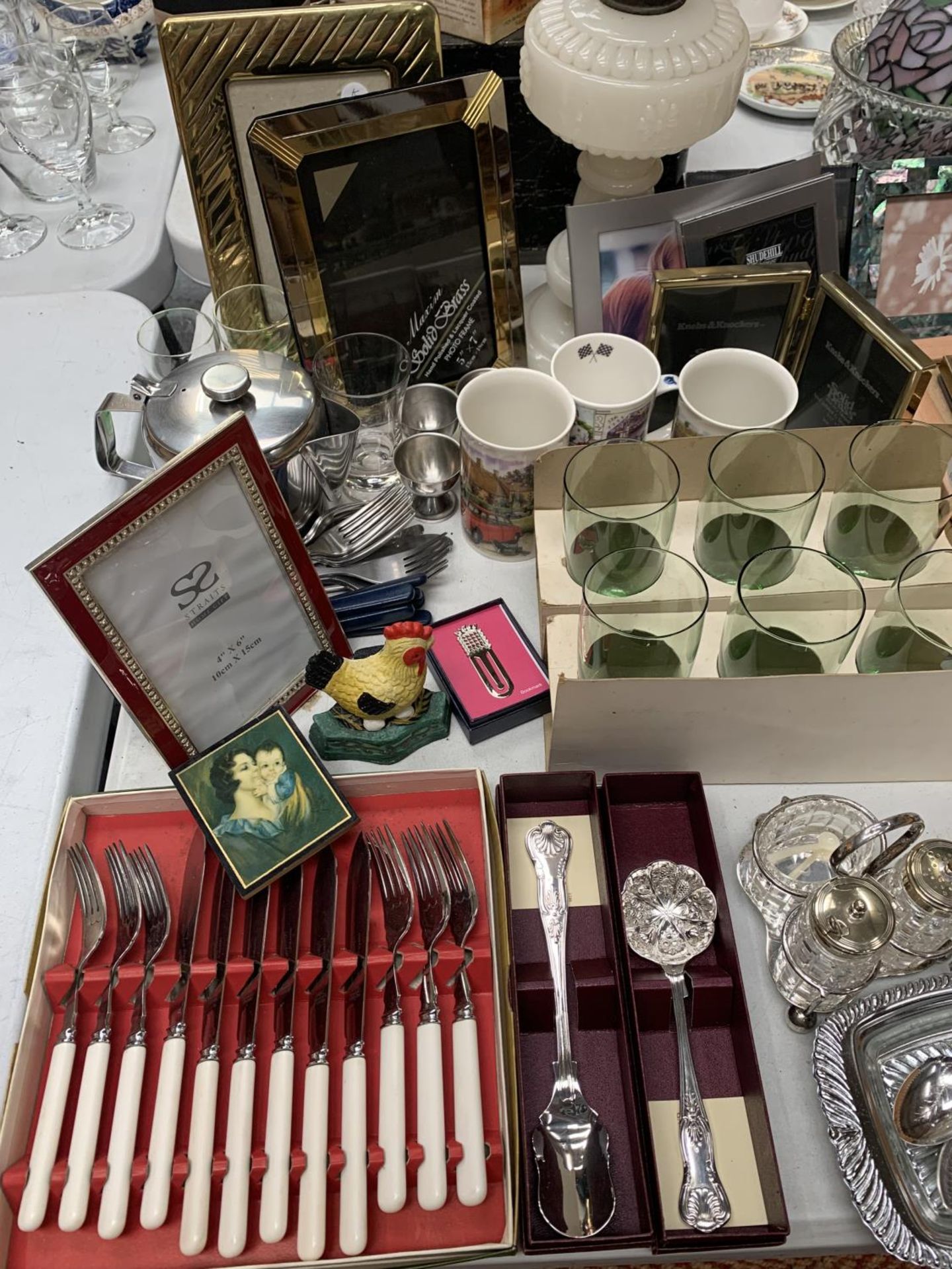 A COLLECTION OF ITEMS TO INCLUDE FLATWARE, PHOTOGRAPH FRAMES, GLASSES, LAMP, SILVER PLATE ETC - Image 4 of 4