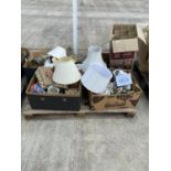 AN ASSORTMENT OF HOUSEHOLD CLEARANCE ITEMS TO INCLUDE CERAMICS AND GLASS WARE ETC