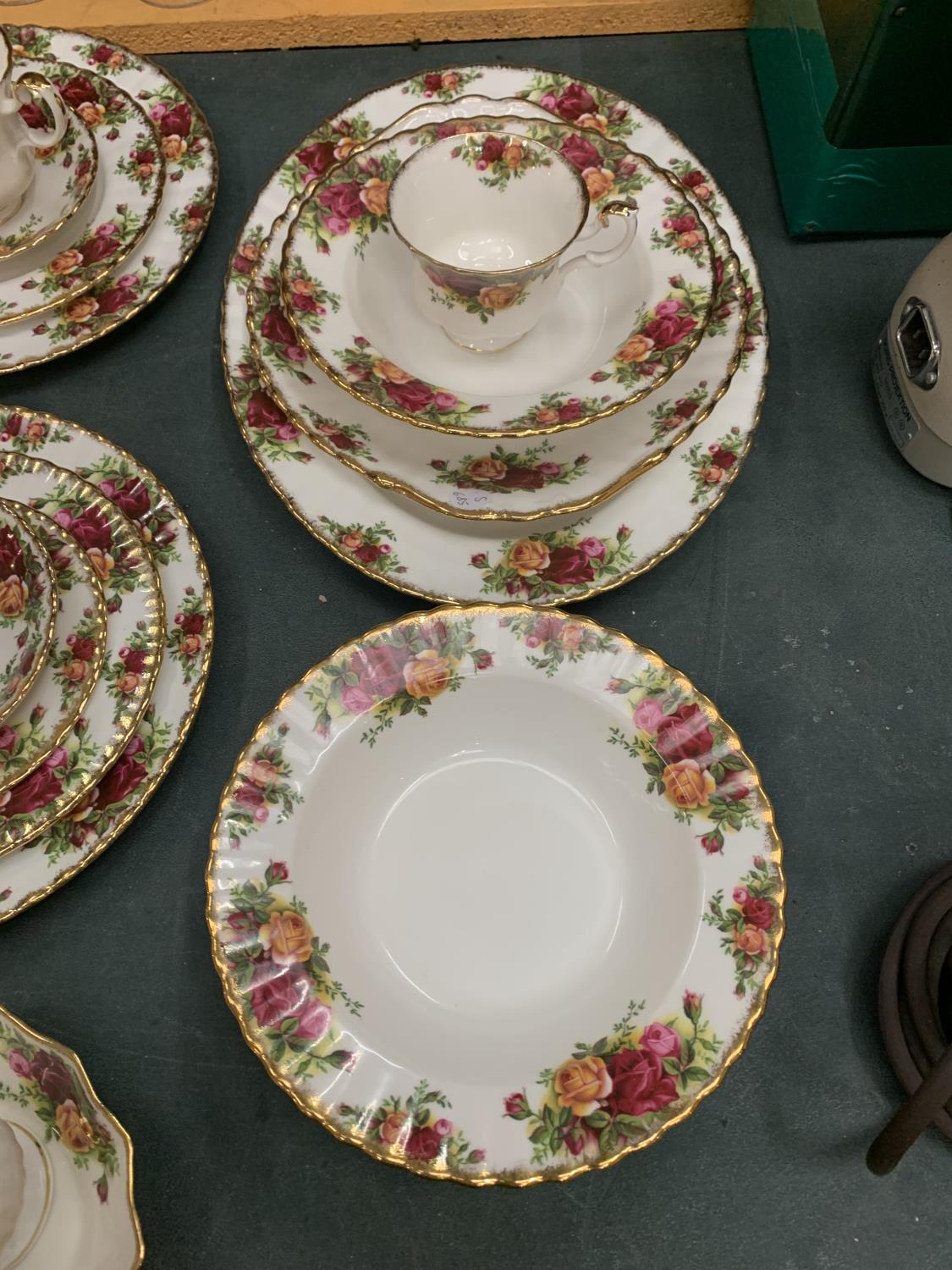 FORTY PIECES OF OLD COUNTRY ROSES DINNER WARE TO INCLUDE TRIOS, DINNER PLATES, MEAT PLATE ETC - Image 2 of 5