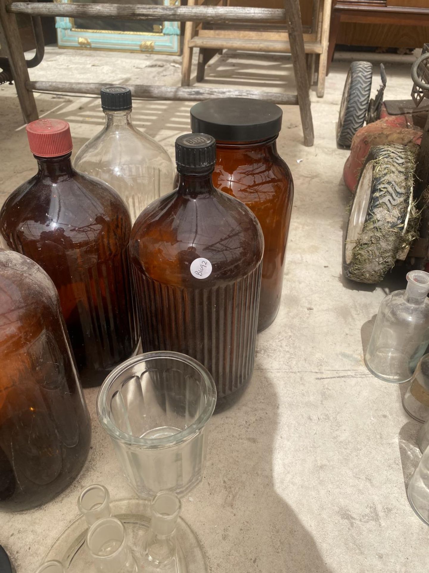 AN ASSORTMENT OF GLASS LAB BOTTLES - Image 4 of 4