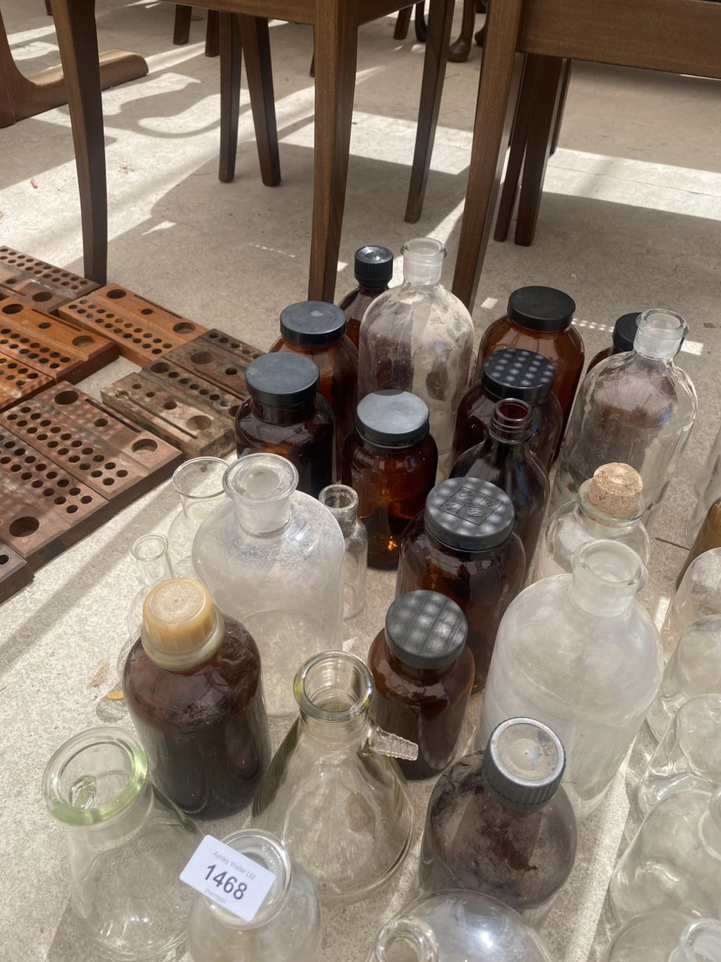 AN ASSORTMENT OF SCIENCE LAB BOTTLES AND JARS - Image 3 of 5