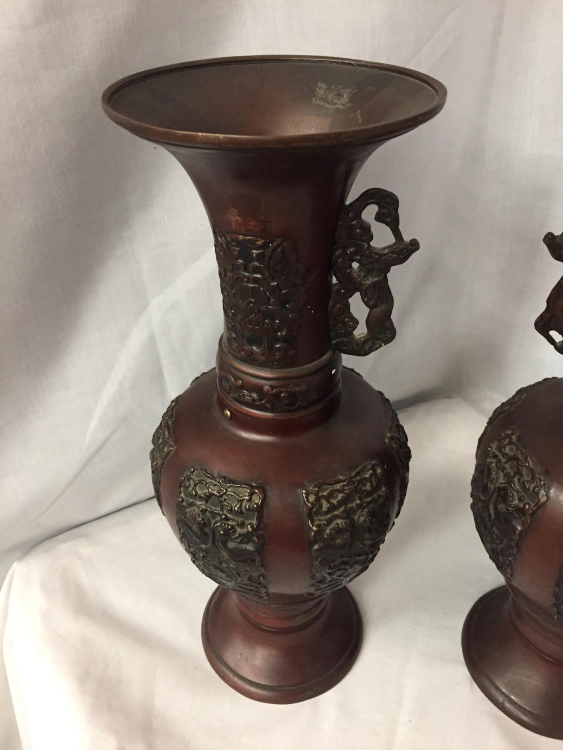 TWO DECORATIVE BRONZE URNS, ONE TOP NEEDS RE-AFFIXING, ONE MISSING HANDLE 38CM HIGH - Image 2 of 4