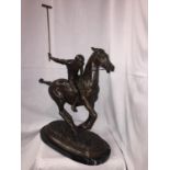 A LARGE BRONZE STATUE OF A POLO PLAYER ON A MARBLE BASE 54CM LENGTH (TAIL TO NOSE) X 60CM HEIGHT