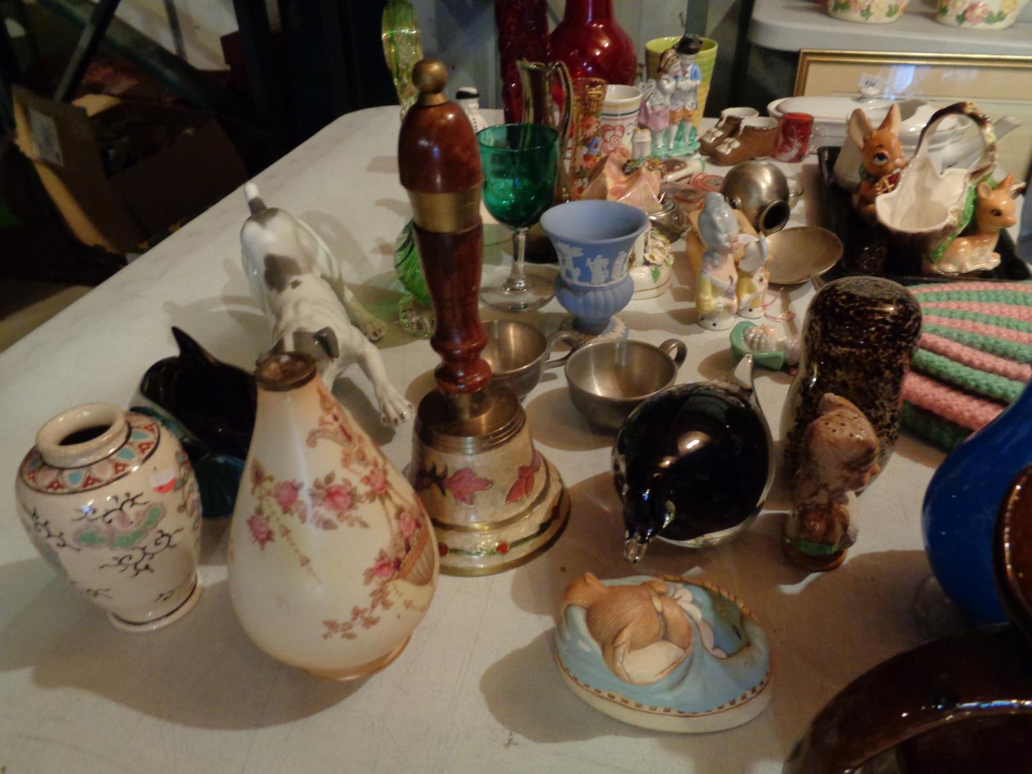 A MIXED SELECTION OF ITEMS TO INCLUDE SMALL VASES, A TRINKET TRAY AND SOME CERAMIC ITEMS - Image 3 of 5