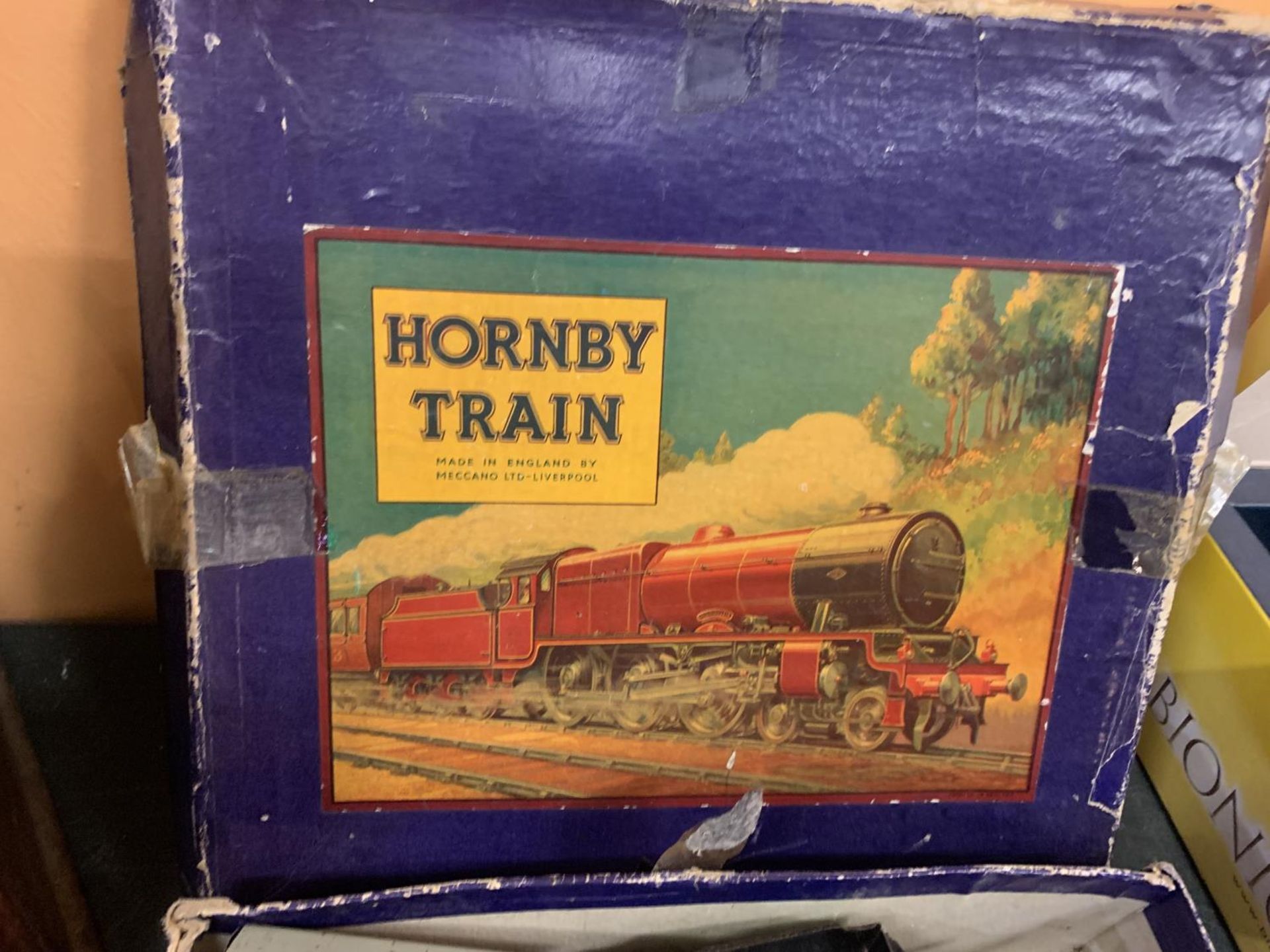 A BOXED VINTAGE HORNBY TRAIN SET TO INCLUDE AN ENGINE WITH TENDER, TWO PULLMAN CARRIAGES AND TRACK - Image 3 of 4