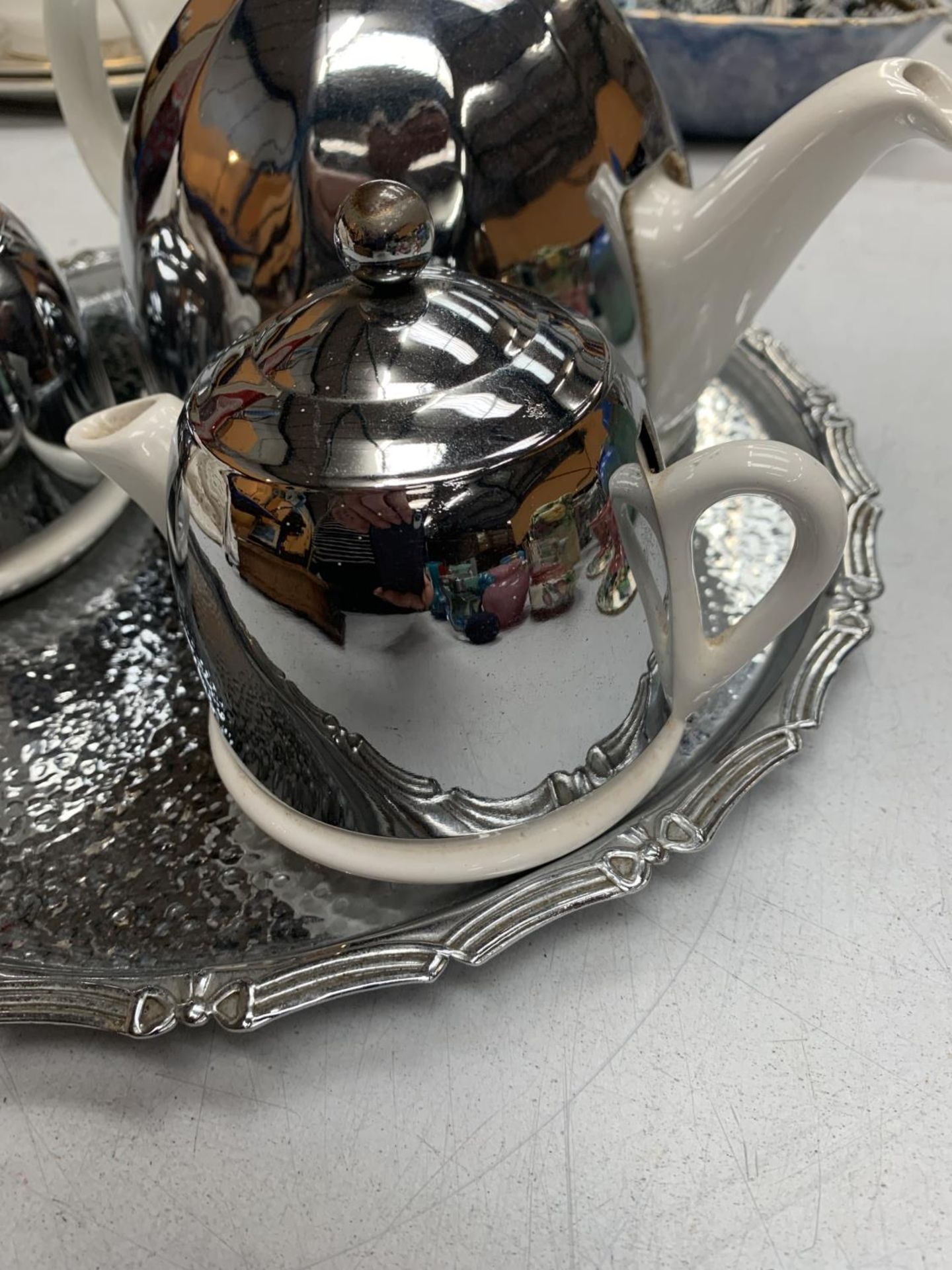 A RETRO STYLE SILVER PLATED AND CERAMIC TEAPOT, JUG AND SUGAR BOWL ON A PLATED TRAY - Image 3 of 5