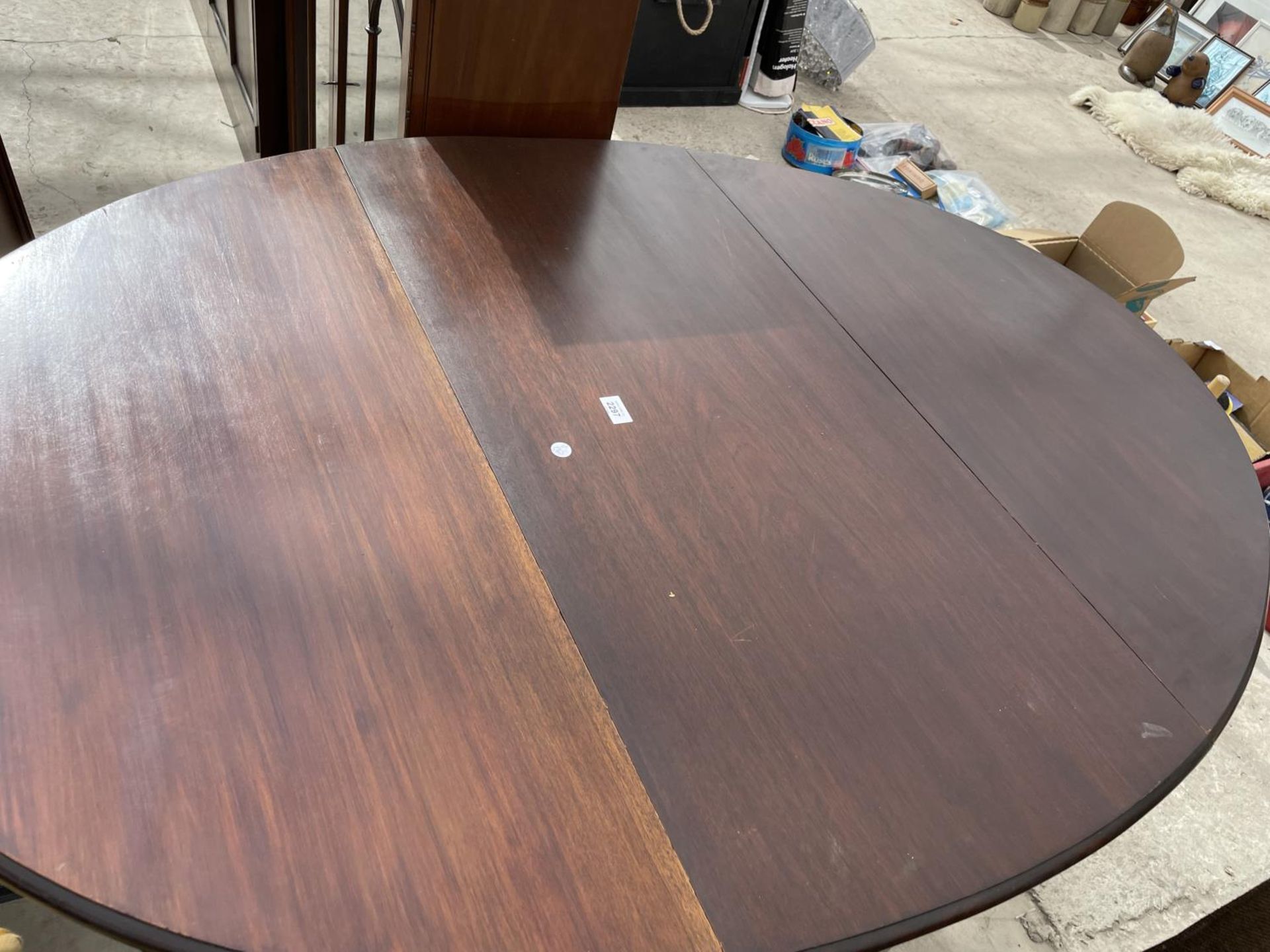 A MAHOGANY OVAL GATELEG DINING TABLE ON TURNED LEGS - Image 2 of 4