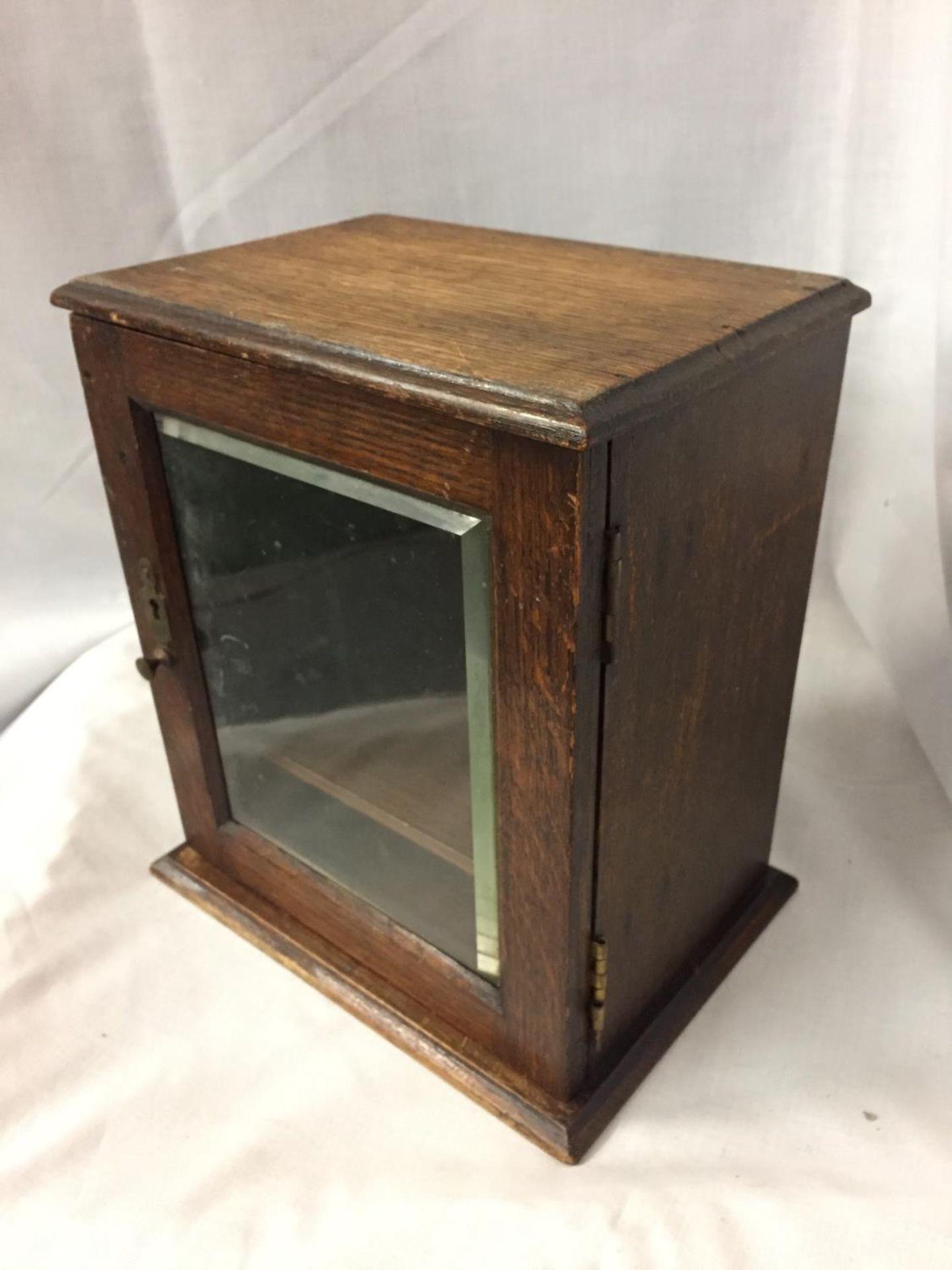 AN MINATURE OAK GLASS FRONTED CABINET HEIGHT 25CM - Image 3 of 3