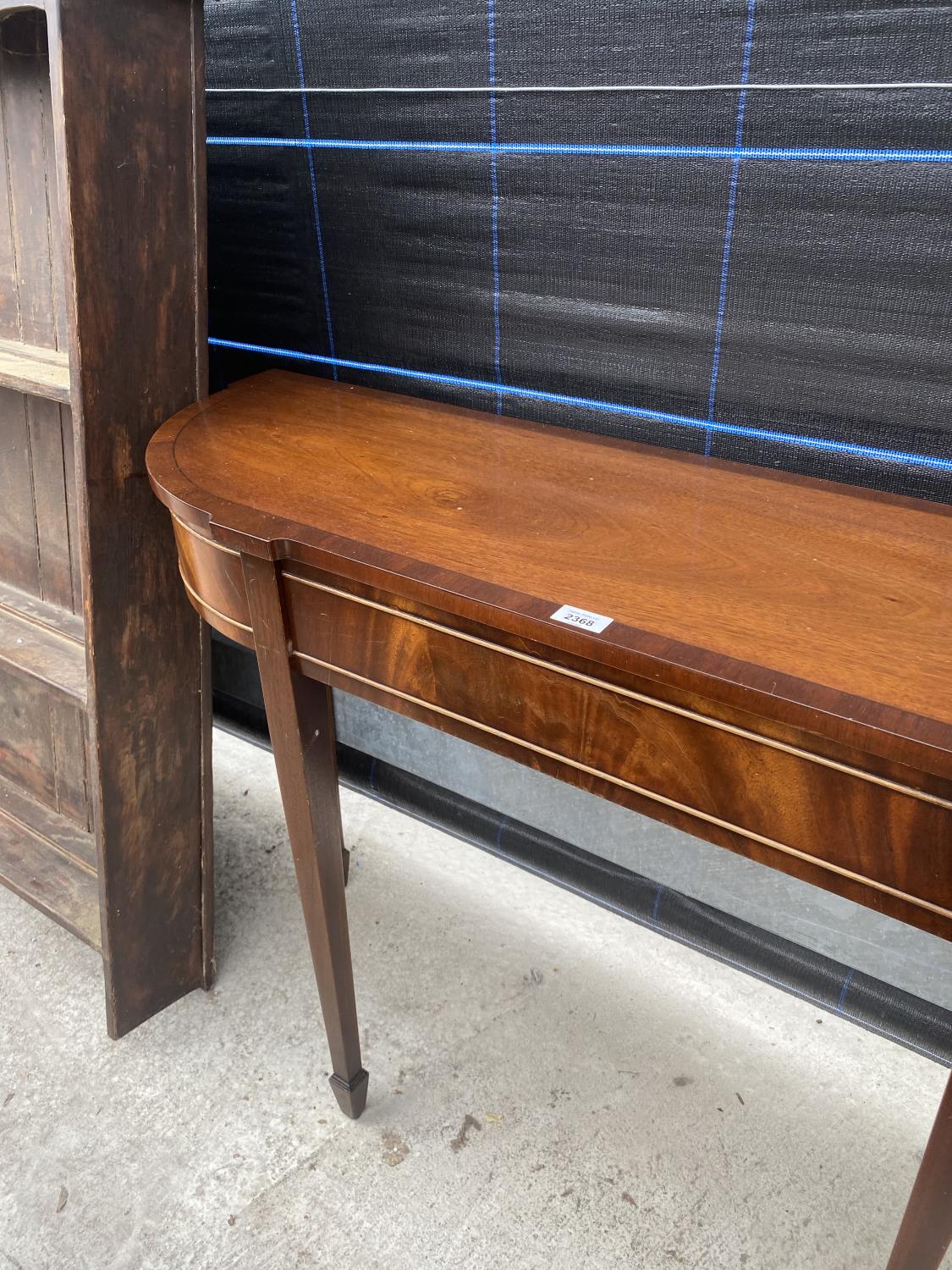 A MAHOGANY CROSSBANDED AND INLAID CONSOLE TABLE ON TAPERED LEGS AND SPADE FEET, 48" WIDE - Image 3 of 4