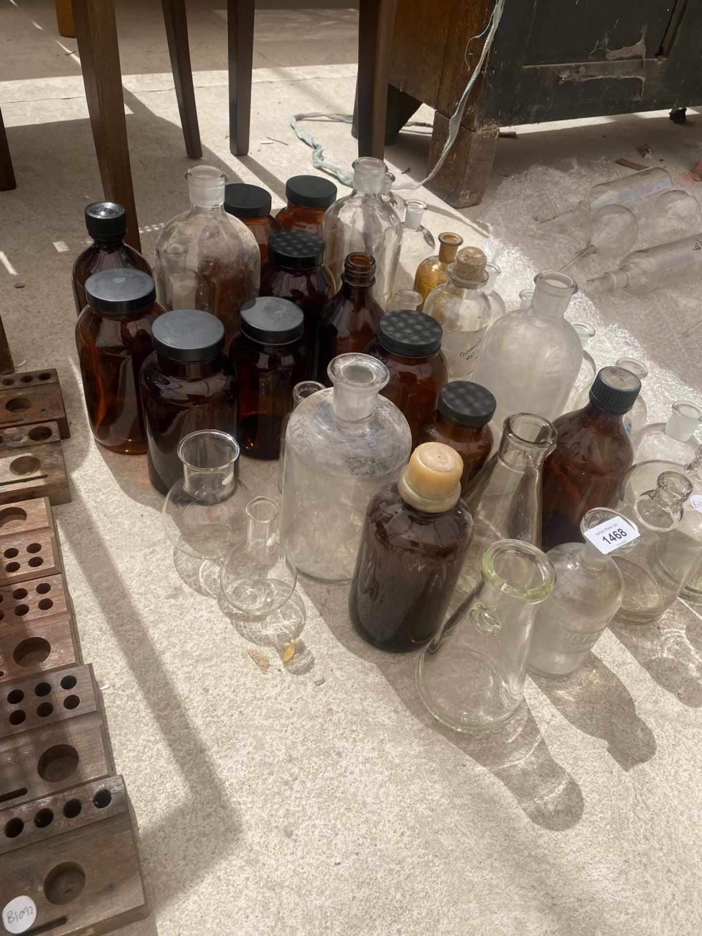AN ASSORTMENT OF SCIENCE LAB BOTTLES AND JARS - Image 5 of 5
