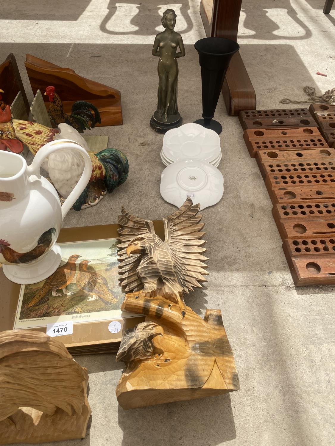 AN ASSORTMENT OF ITEMS TO INCLUDE COCKEREL BOOK ENDS, PLACE MATS AND SHELLEY SAUCERS - Image 5 of 5