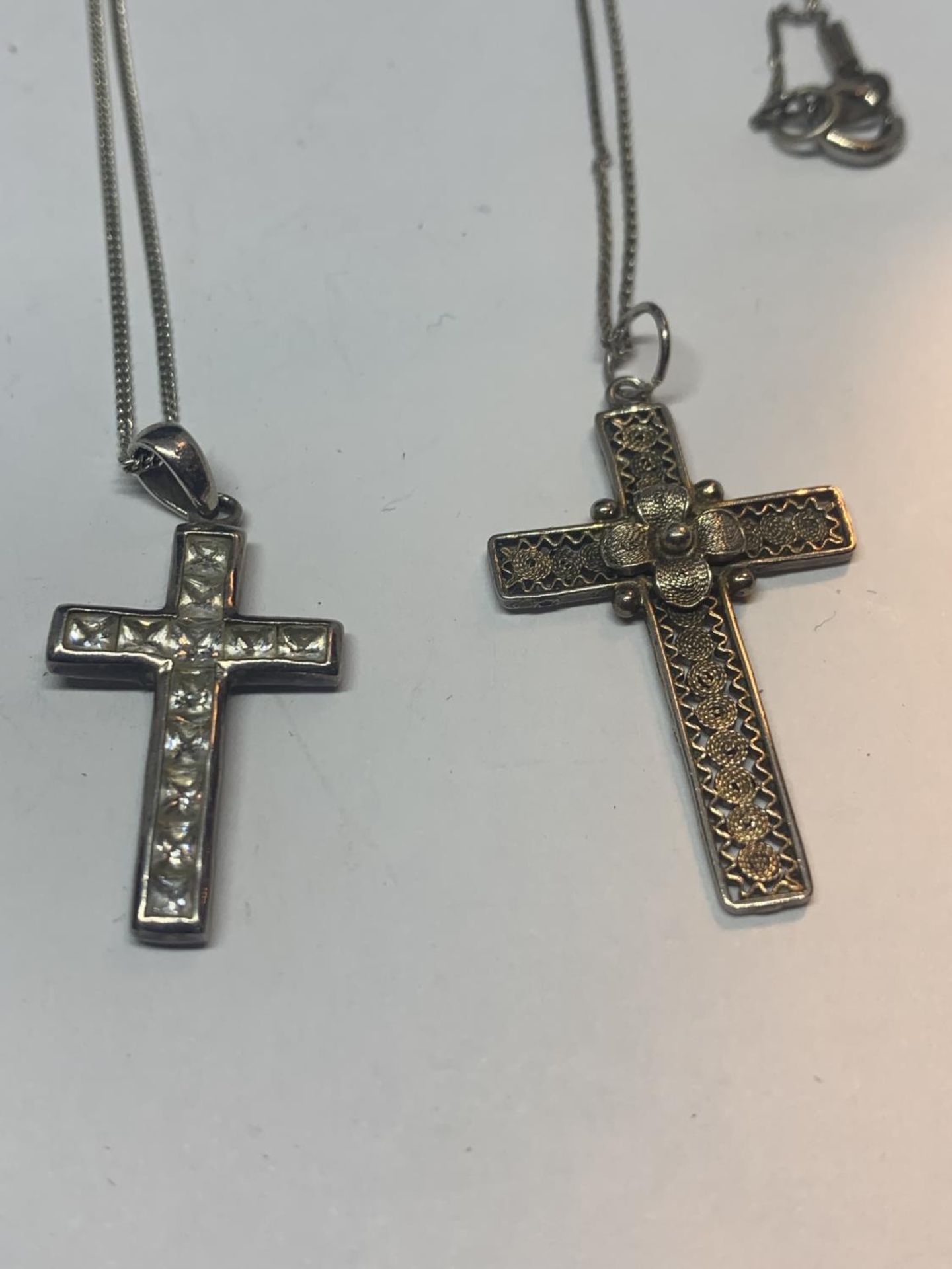 FOUR SILVER NECKLACES WITH CROSS PENDANTS IN A PRESENTATION BOX - Image 3 of 3