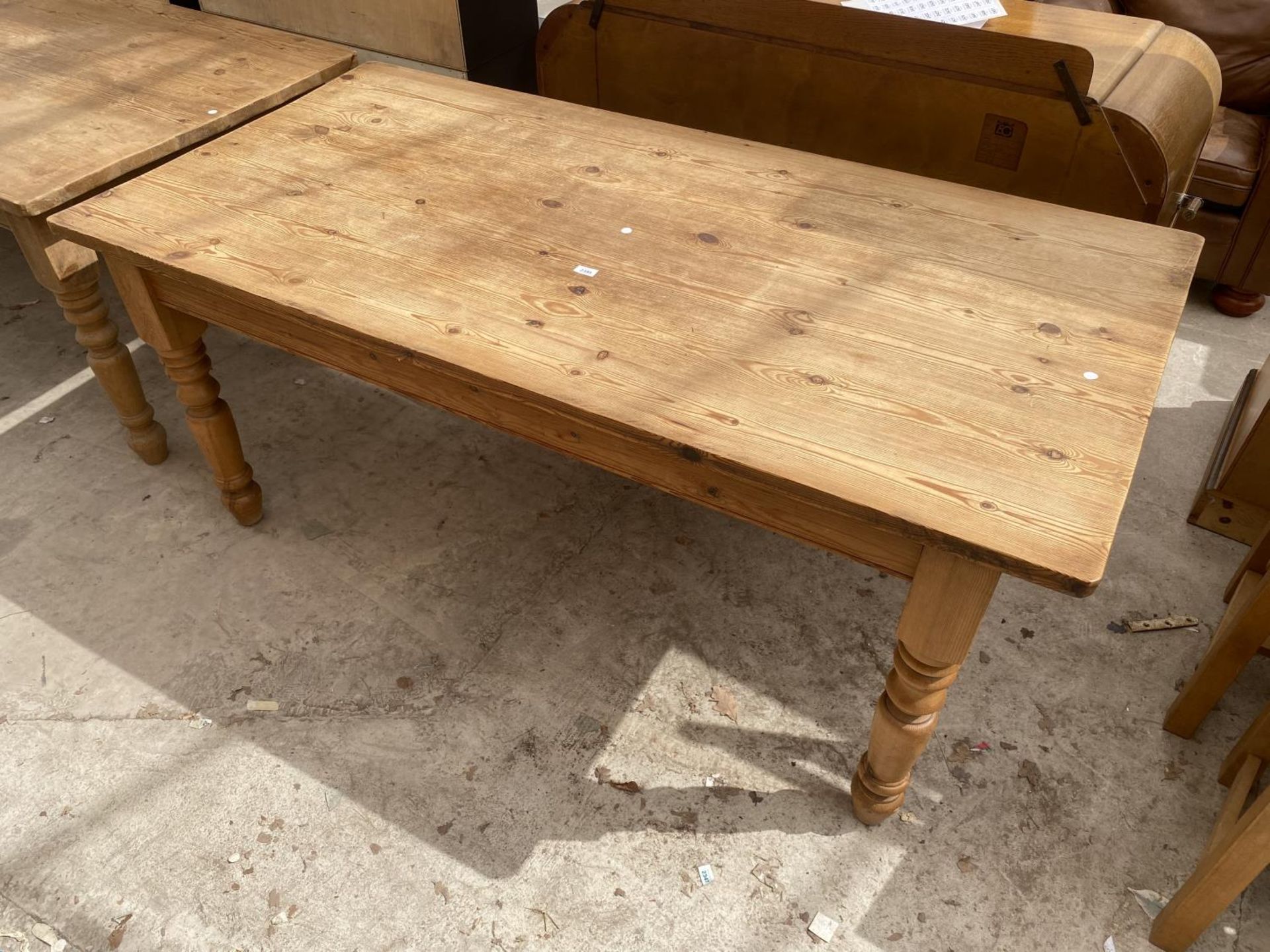 A VICTORIAN STYLE PINE KITCHEN TABLE ON TURNED LEGS, 72X35"