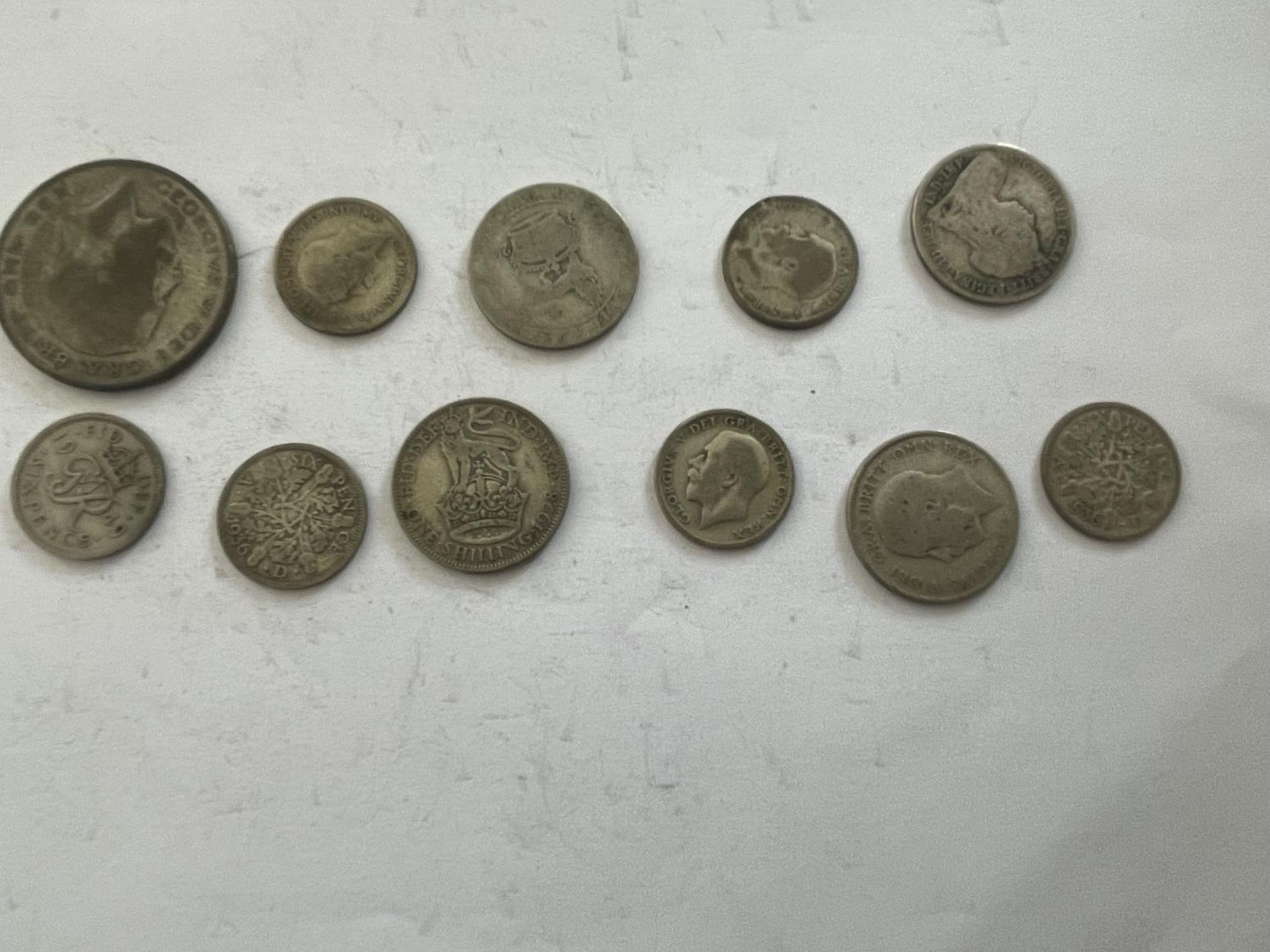 A 1922 HALF CROWN, FOUR PRE 1947 SHILLINGS AND SIX PRE 1947 SIXPENCES - Image 4 of 4