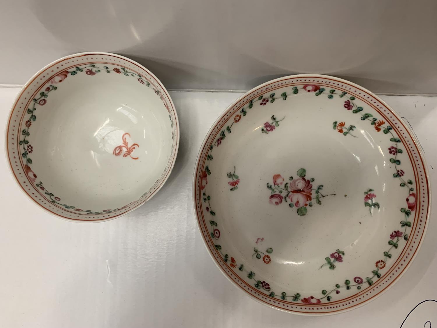 AN 18TH/19TH CENTURY POSSIBLY NEW HALL PORCELAIN TEA BOWL AND SAUCER - Image 2 of 3