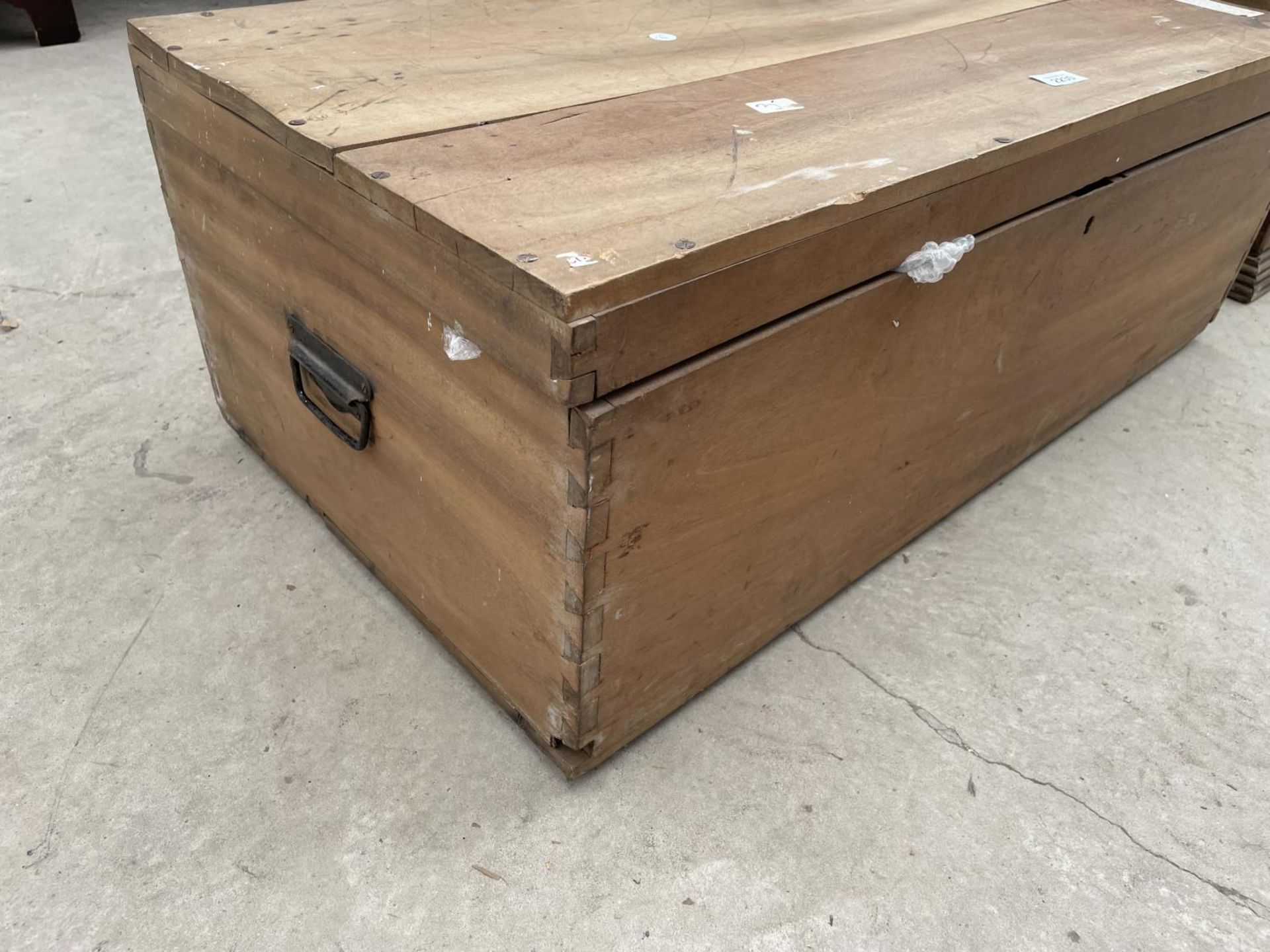 A HARDWOOD TRUNK WITH METALWARE CARRYING HANDLE - Image 3 of 4