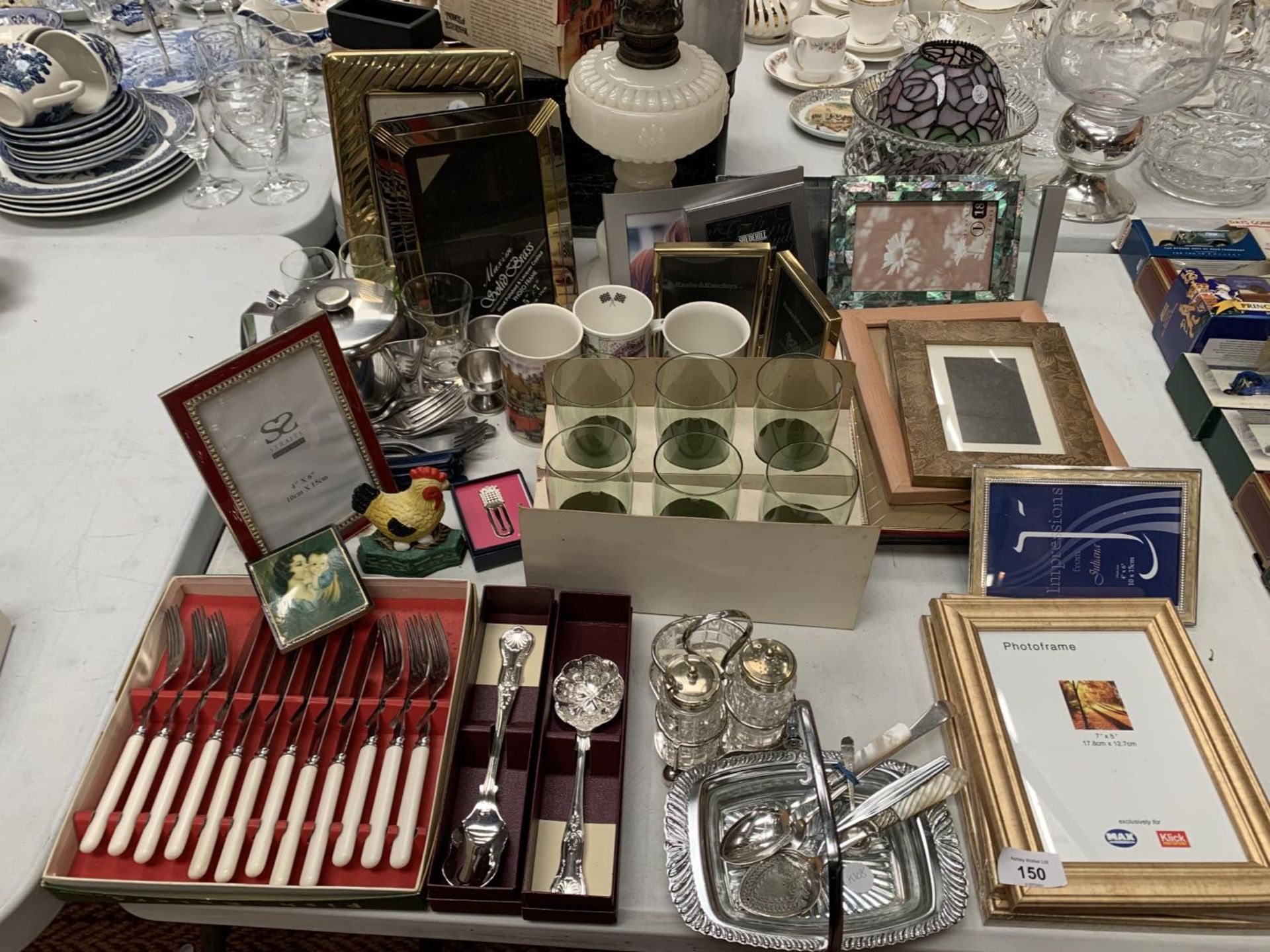 A COLLECTION OF ITEMS TO INCLUDE FLATWARE, PHOTOGRAPH FRAMES, GLASSES, LAMP, SILVER PLATE ETC