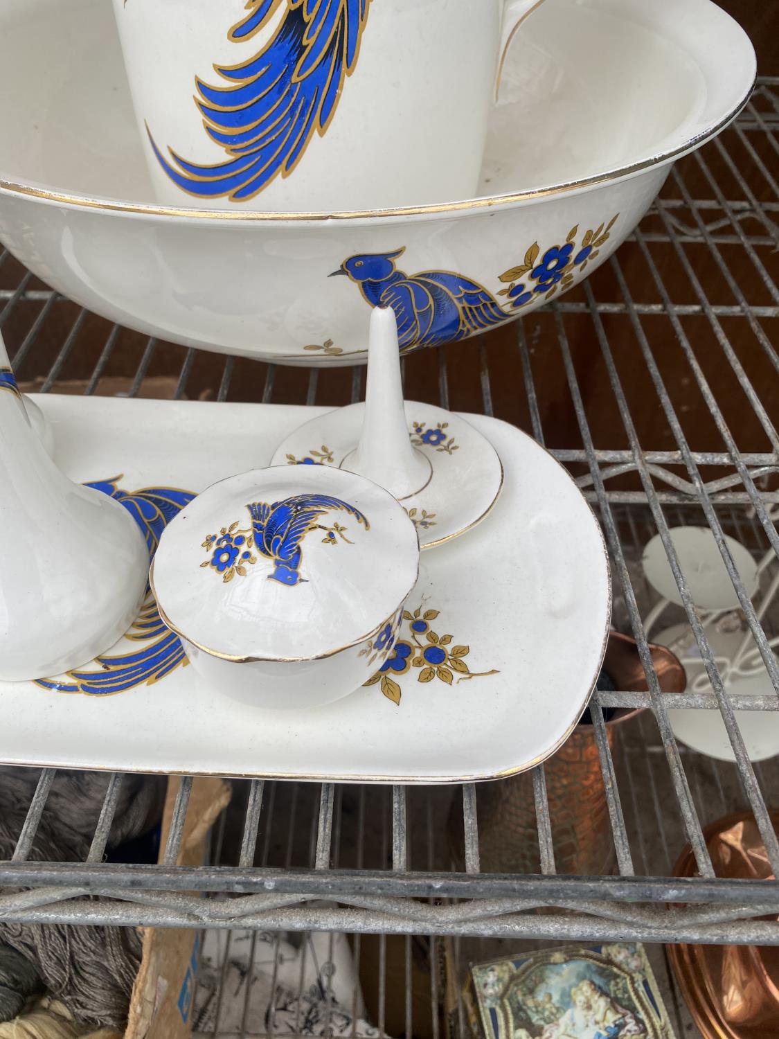 A LARGE WASH JUG AND BOWL AND A FURTHER DRESSING TABLE SET WITH BIRD DESIGN - Image 2 of 5