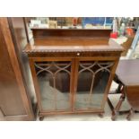 AN EARLY 20TH CENTURY MAHOGANY TWO DOOR GLAZED BOOKCASE ON CABRIOLE LEGS, WITH ROPE EDGE, 36" WIDE