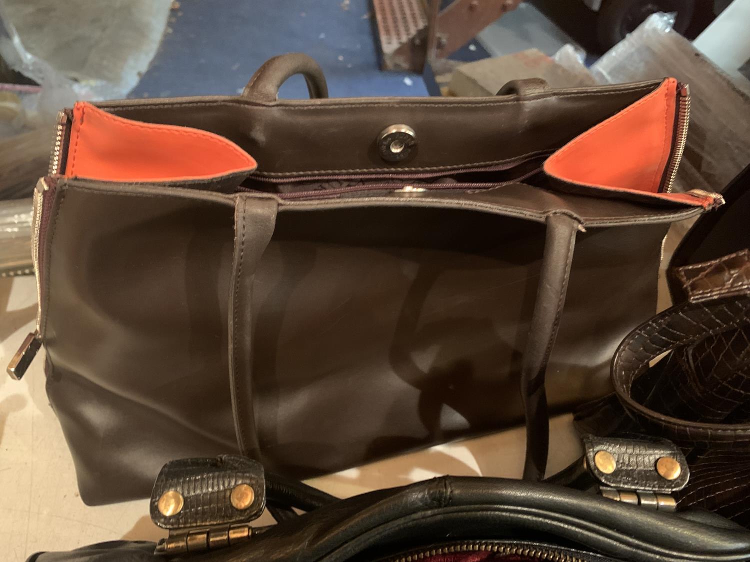 A BROWN RADLEY HANDBAG AND A SELECTION OF OTHER HANDBAGS AND TOTE BAGS - Image 4 of 5