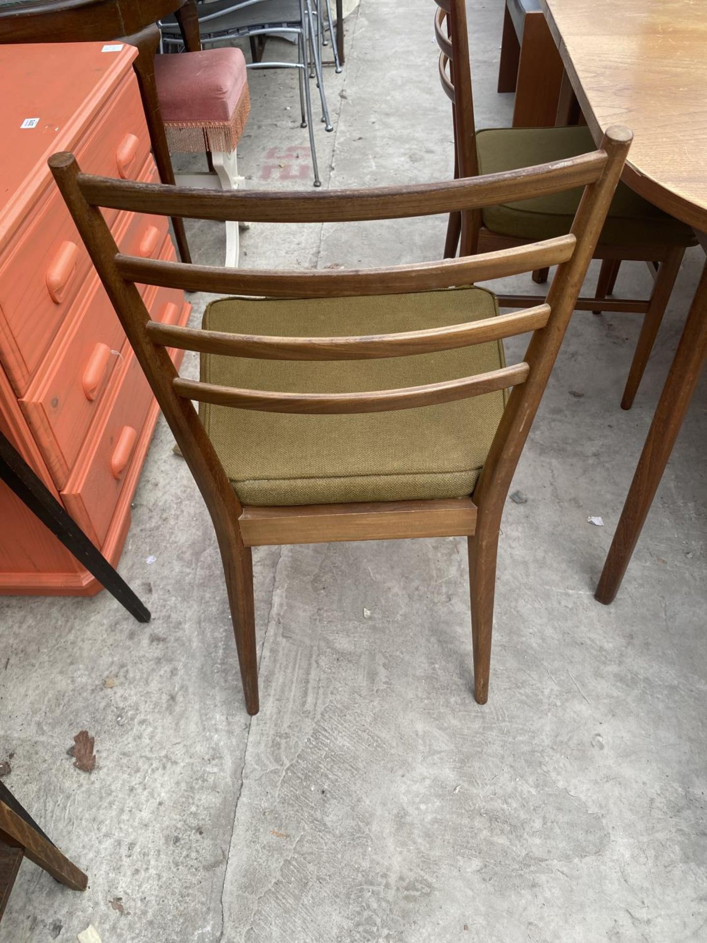 A SET OF SIX RETRO TEAK 'MEREDEW' LADDER BACK DINING CHAIRS AND EXTENDING DINING TABLE, 58X36" ( - Image 5 of 6
