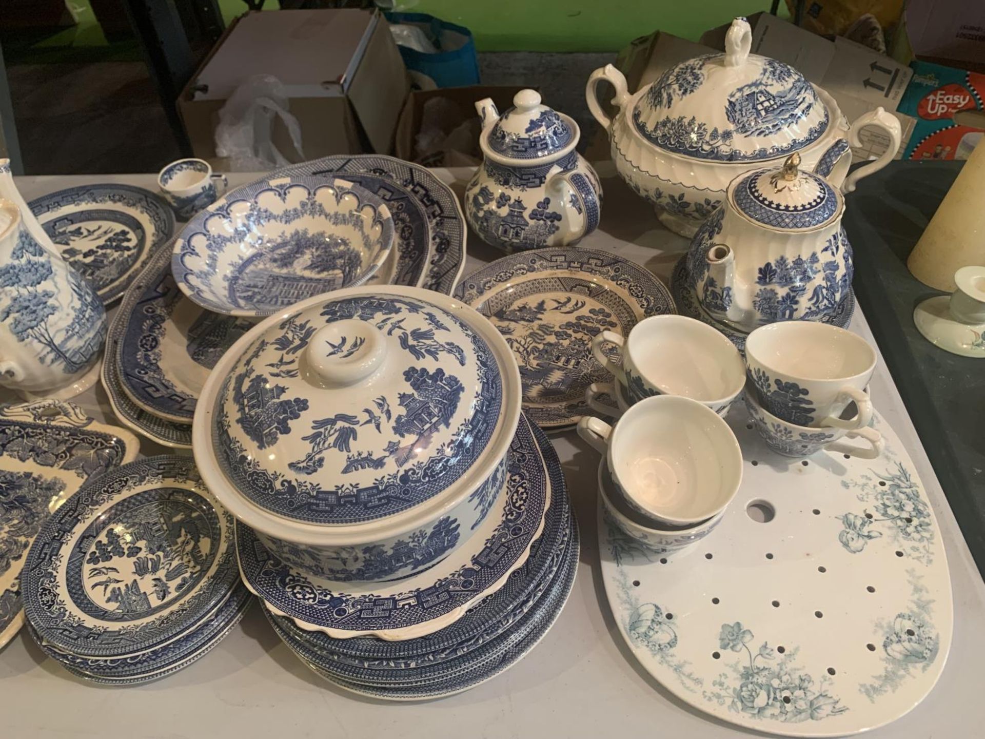 A LARGE ASSORTMENT OF BLUE AND WHITE DECORATIVE CERAMICS TO INCLUDE TEAPOTS, PLATES AND PLACE MATS - Image 3 of 4