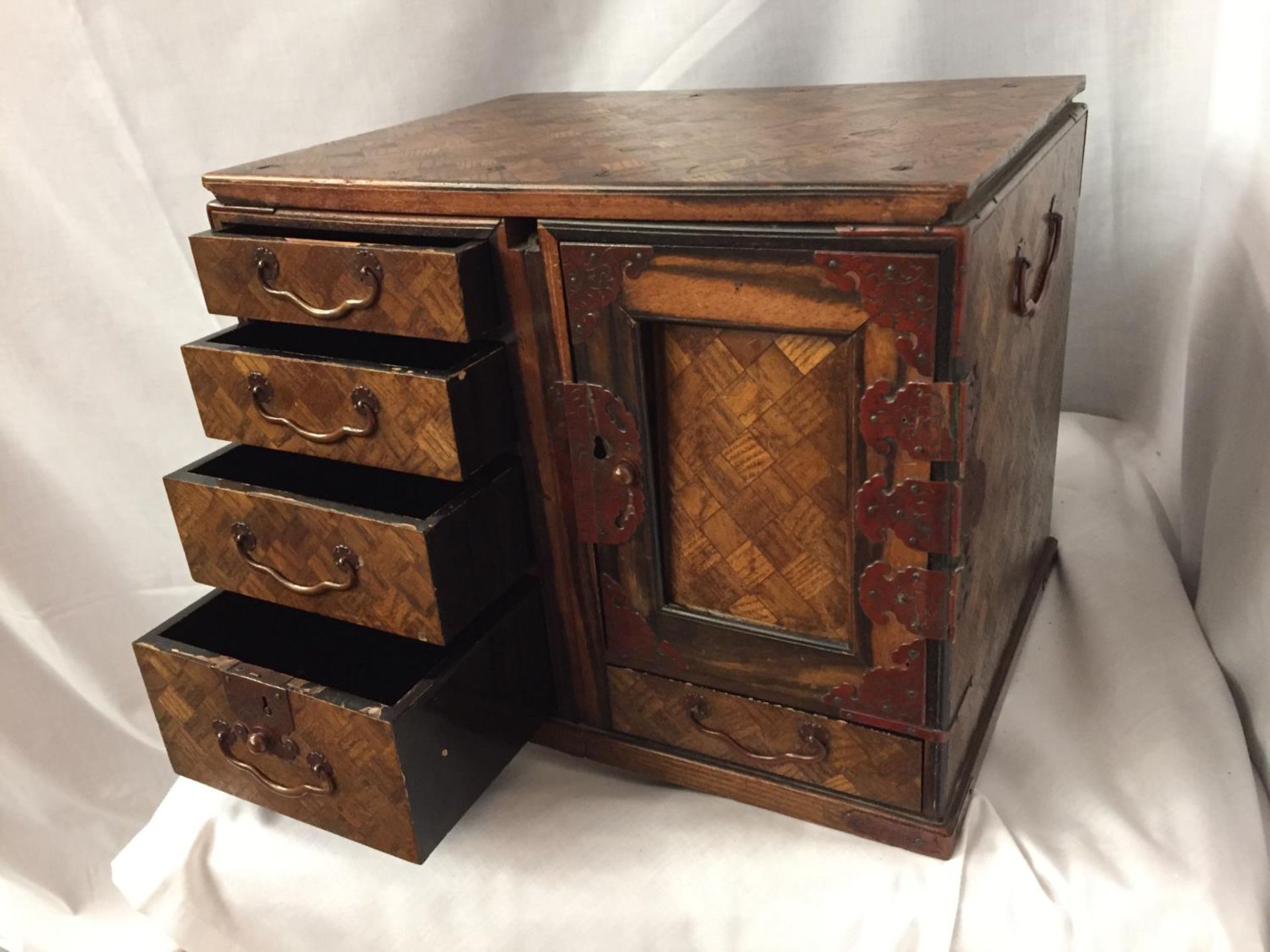 A MINATURE PARQUE WOODEN CHEST WITH DRAWERS 32CM X 26CM - Image 2 of 6