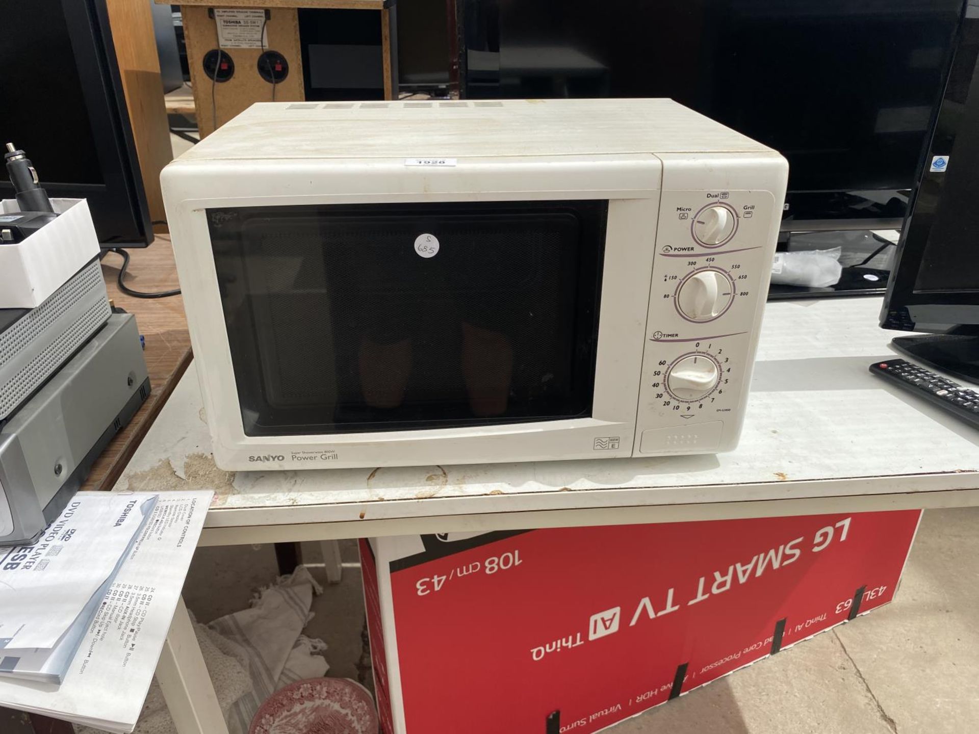 A WHITE SANYO MICROWAVE OVEN