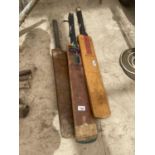 A GROUP OF THREE VINTAGE CRICKET BATS TO INCLUDE GRAY-NICOLLS AND GM ETC