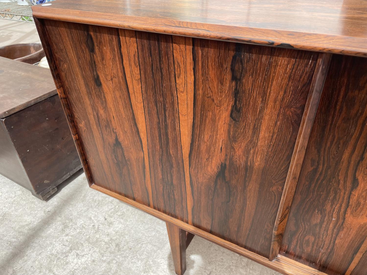 A RETRO HARDWOOD SIDEBOARD WITH FOUR SLIDING DOORS - Image 6 of 11