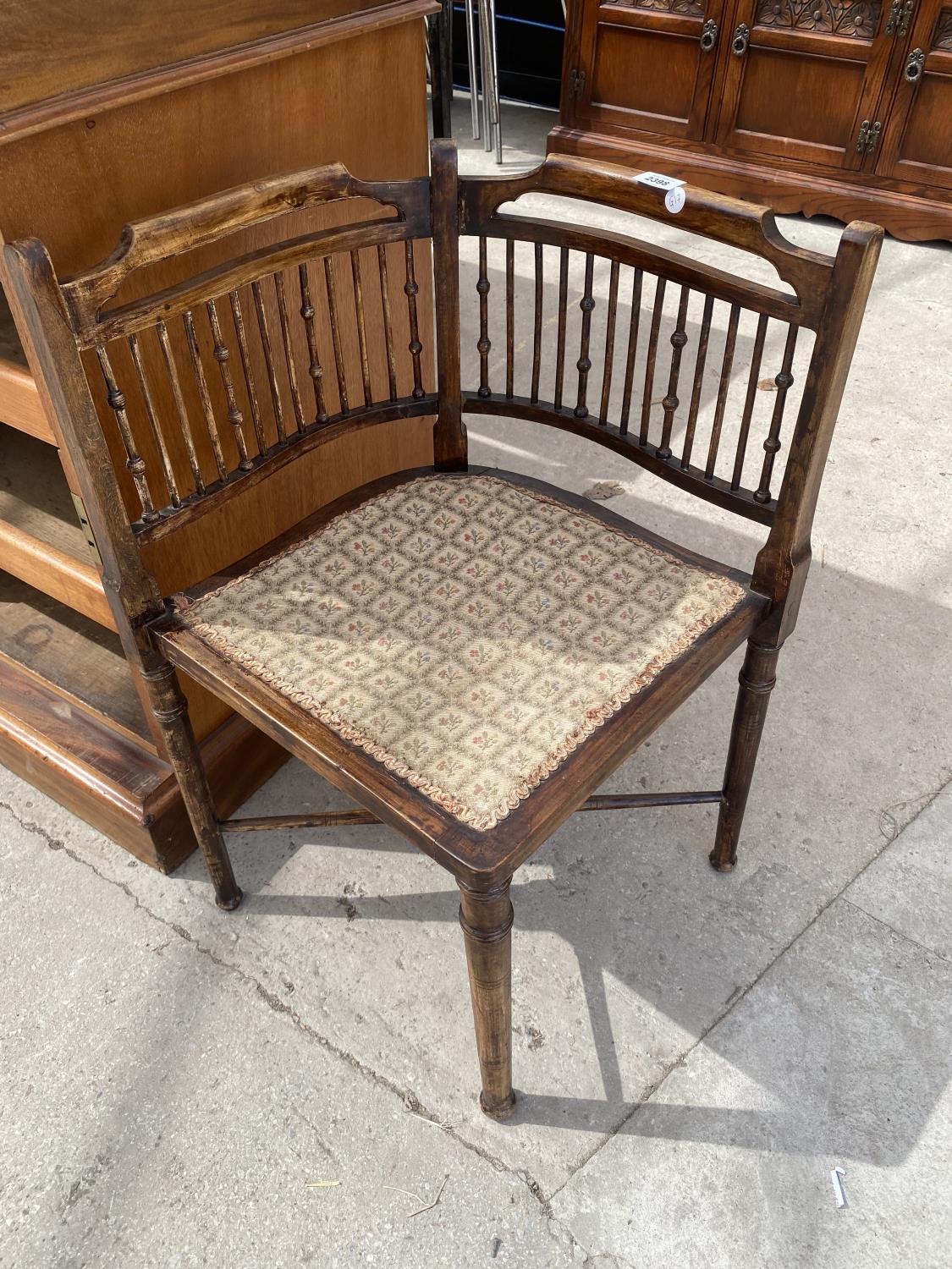 AN EDWARDIAN BEECH CORNER CHAIR WITH TURNED BACK SPINDLE