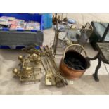 AN ASSORTMENT OF BRASS AND COPPER ITEMS TO INCLUDE A COPPER COAL BUCKET, BRASS FIRE DOGS, BRASS