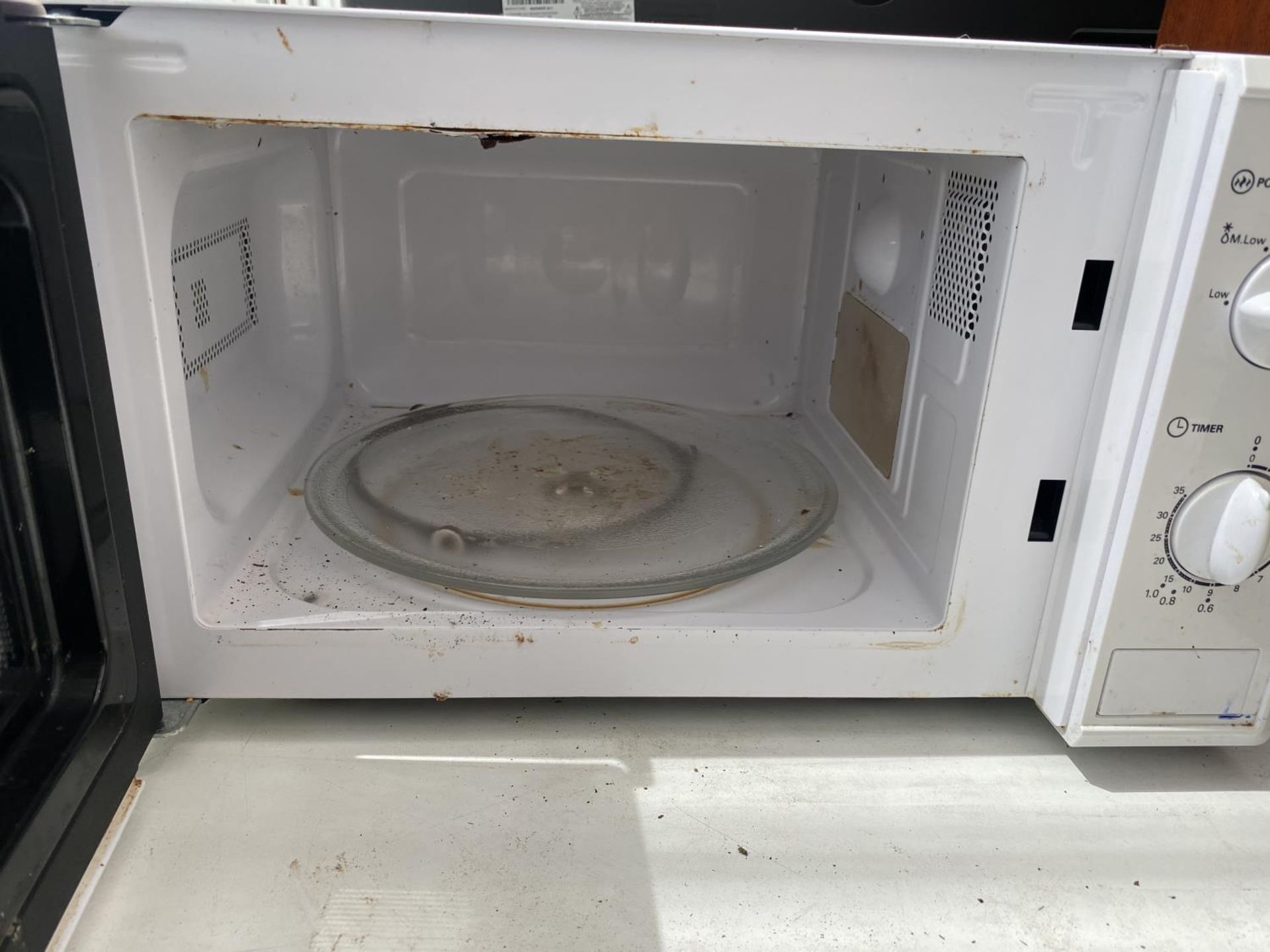 A WHITE SAINSBURYS MICROWAVE OVEN - Image 2 of 2