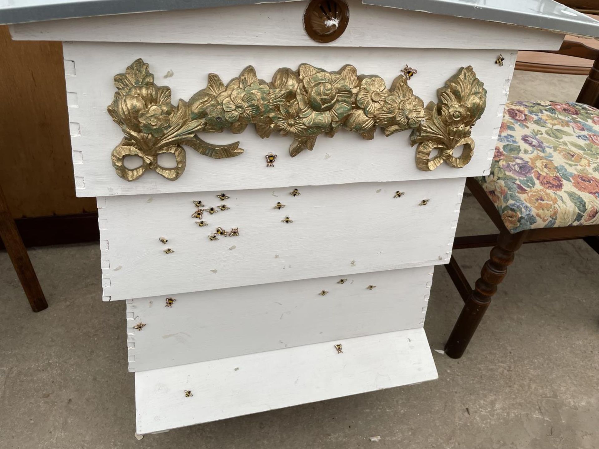 A FOUR TIER WHITE PAINTED FORMER BEEHIVE, DECORATED WITH BEES AND FLOWERS - Image 4 of 4