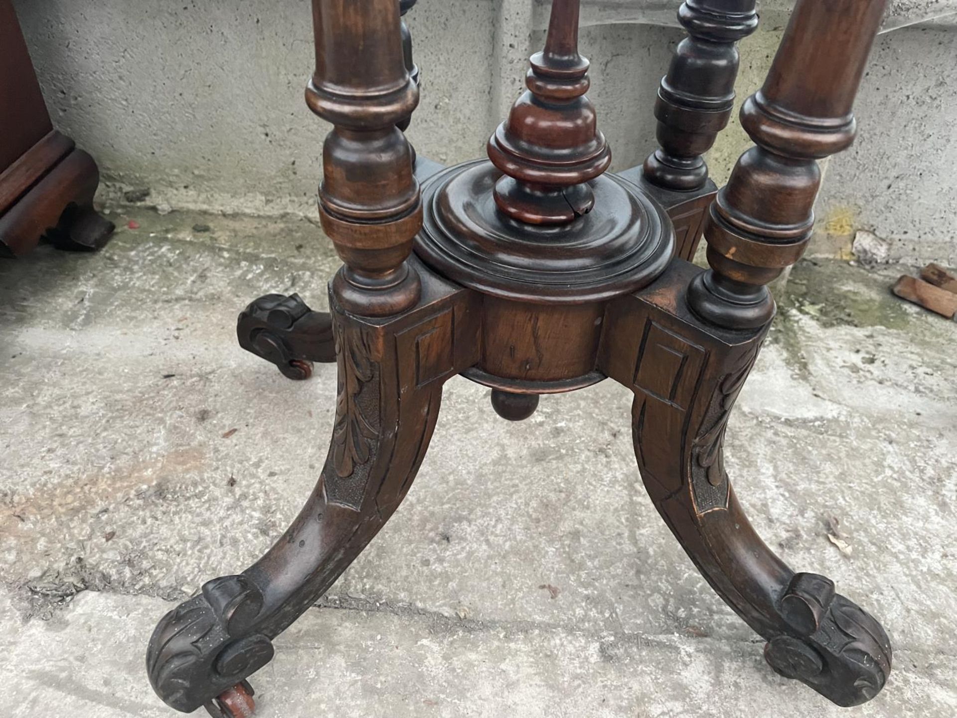 A VICTORIAN OVAL WALNUT AND INLAID LOO TABLE, 36X22" ON QUATREFOIL BASE - Image 5 of 5