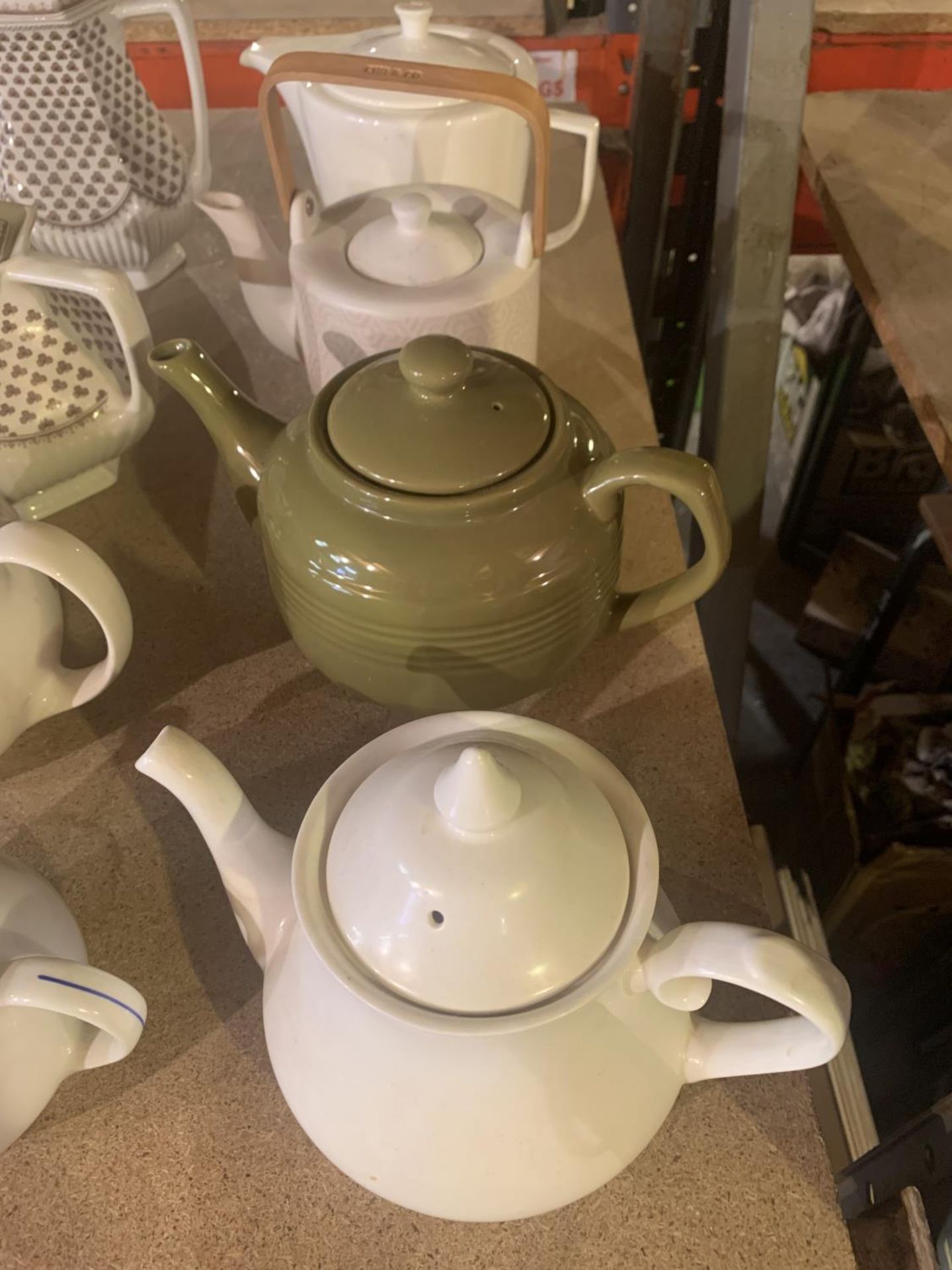 A SELECTION OF 6 TEA POTS AND 2 COFFEE POTS - Image 3 of 3