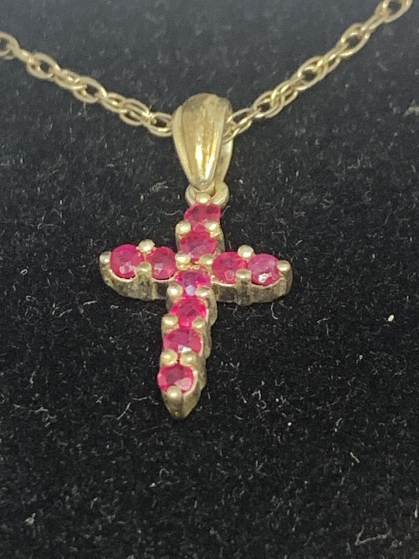 A SILVER NECKLACE WITH A RUBY CROSS PENDANT AND A PAIR OF MATCHING EARRINGS IN A PRESENTATION BOX - Image 3 of 4
