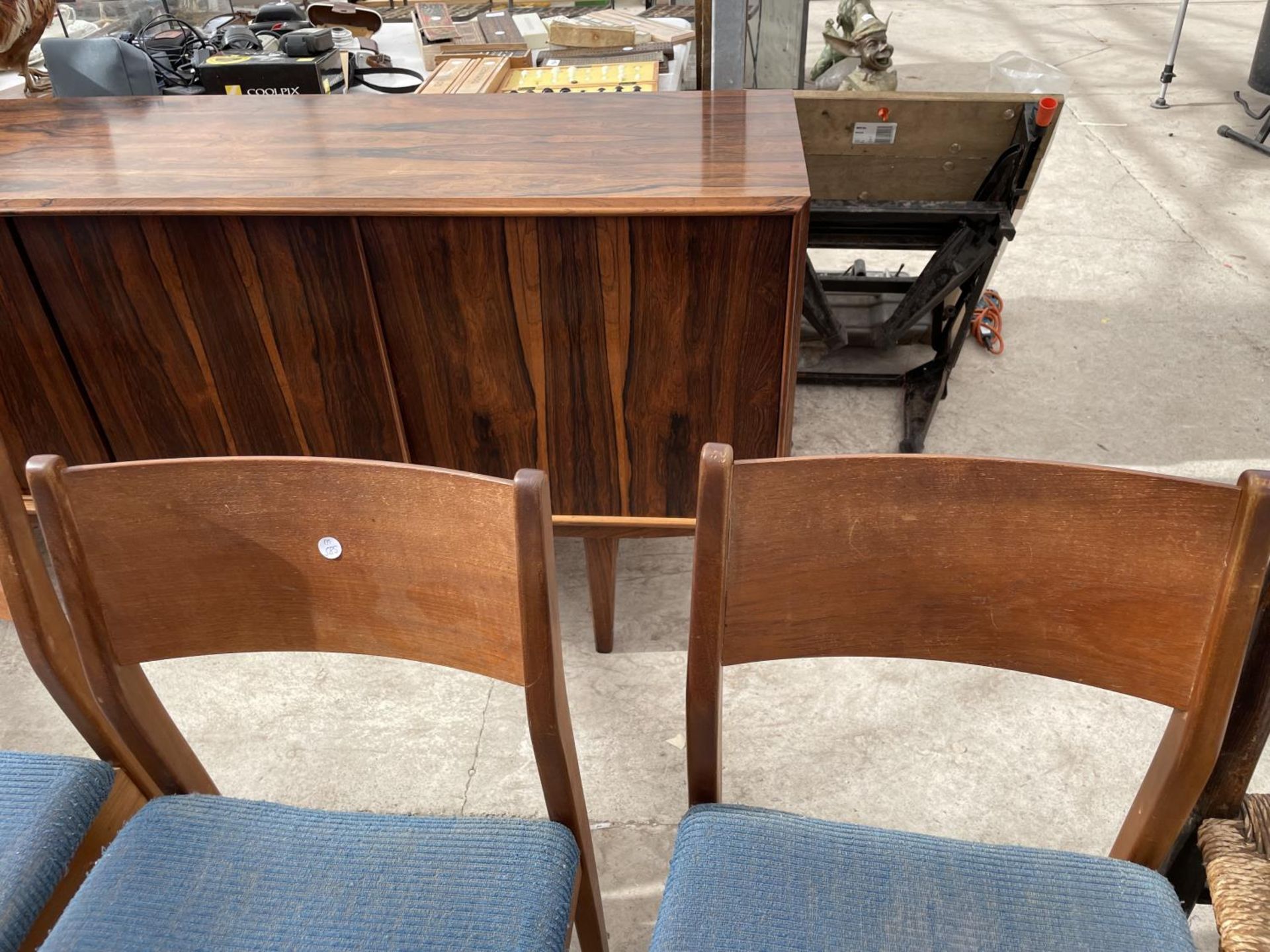 A SET OF SIX RETRO TEAK DINING CHAIRS - Image 5 of 6