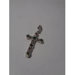 A MARKED SILVER CROSS PENDANT WITH GREEN STONE DETAIL