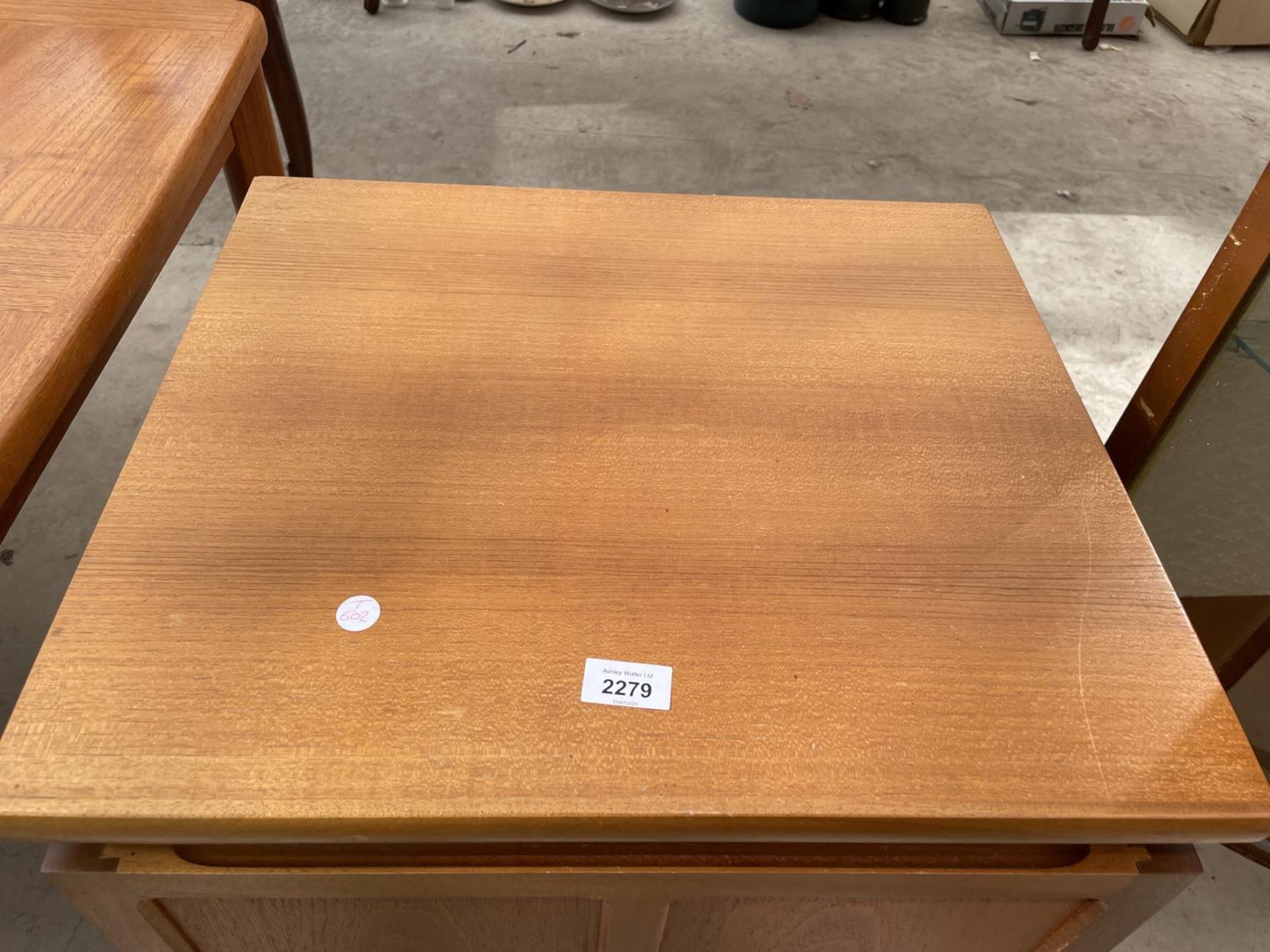 A RETRO TEAK PARKER KNOLL LOW CABINET WITH SINGLE PANELLED DOOR, 20.5" WIDE - Image 2 of 3