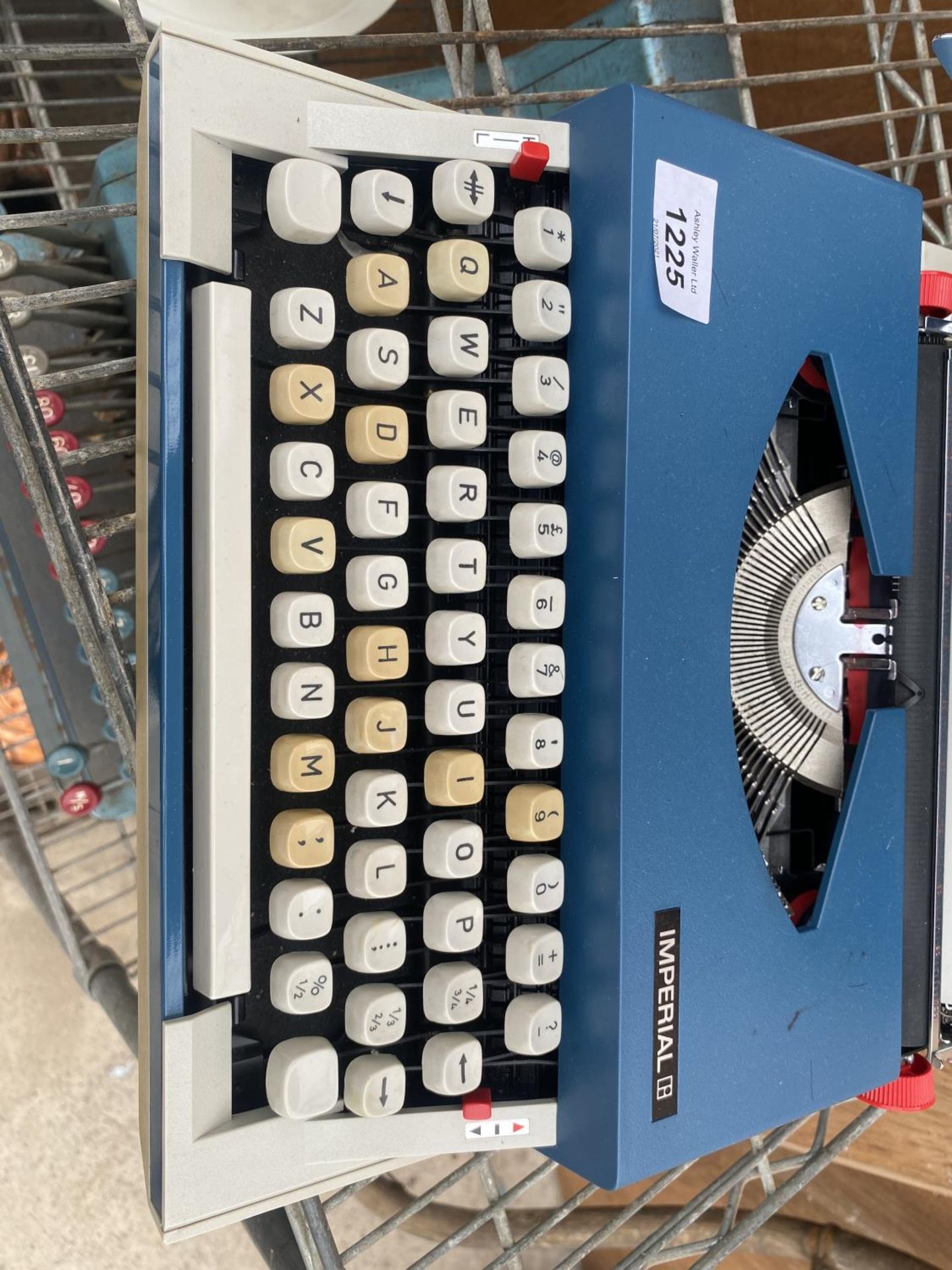 AN IMPERIAL 220 TYPE WRITER WITH CASE - Image 2 of 4