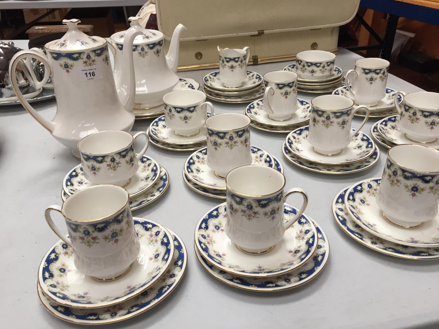 A 'PARAGON' TEA SET. TO INCLUDE CUPS, SAUCERS, TEAPOT AND COFFEE POT - Image 2 of 3