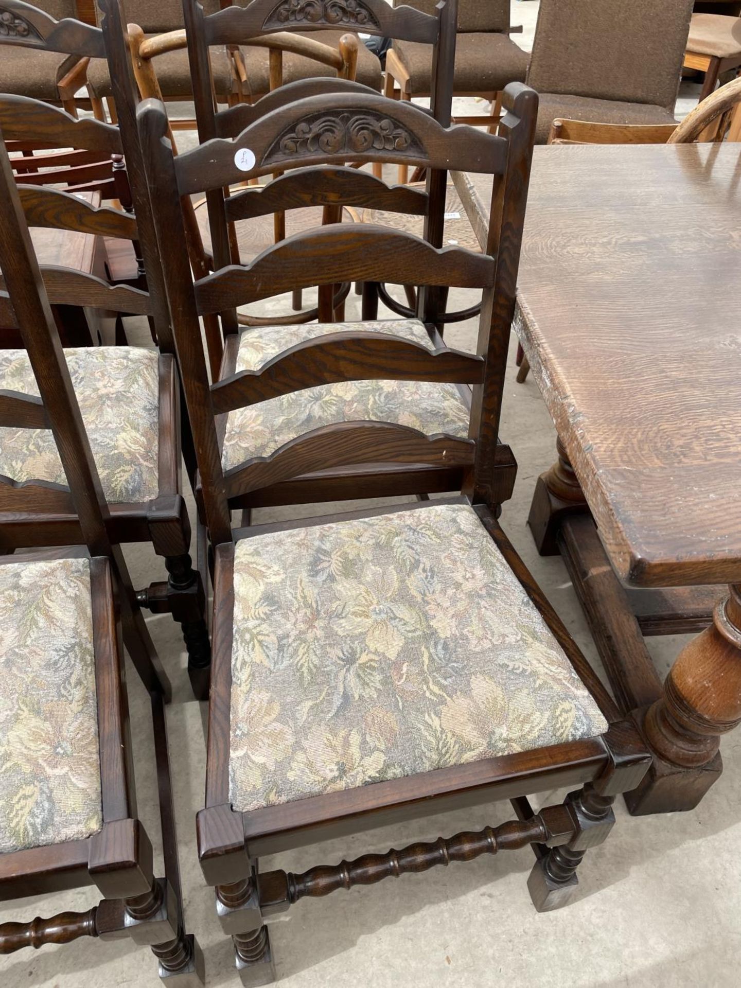 A SET OF SIX OAK REPRODUCTION LADDERBACK DINING CHAIRS ON TURNED LEGS - Image 5 of 6