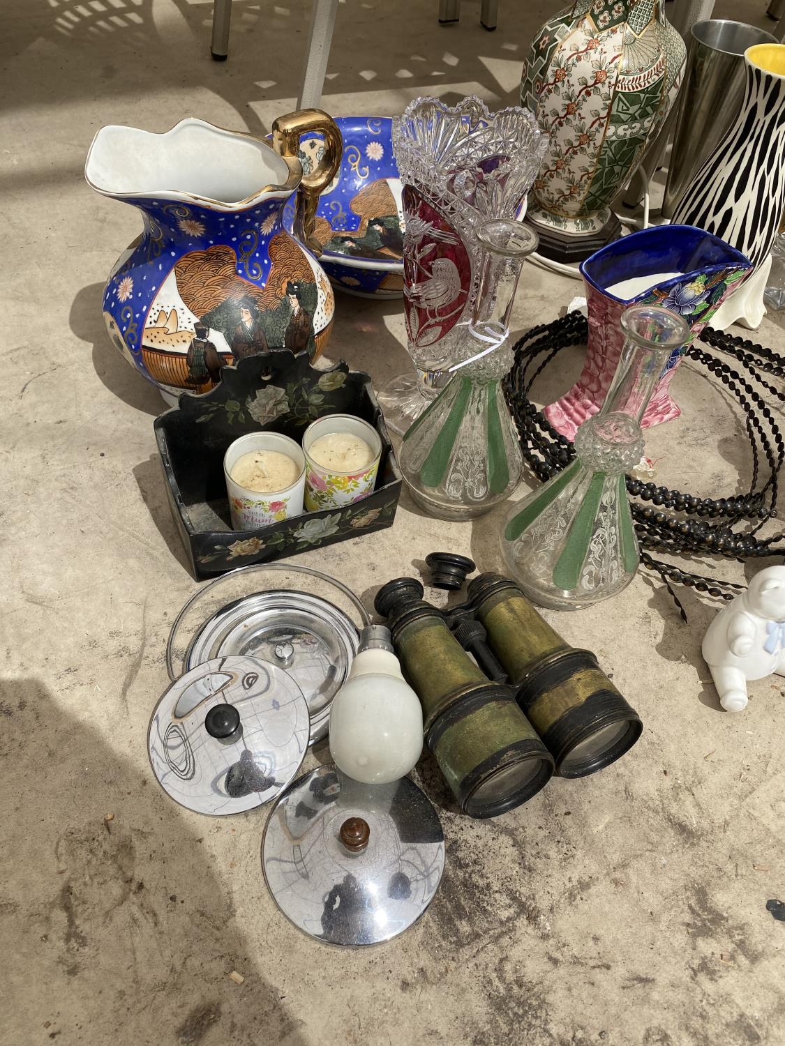 A LARGE ASSORTMENT OF ITEMS TO INCLUDE ORIENTAL STYLE JUG AND WASH BOWL, CERAMIC LAMP AND GLASS - Image 2 of 5